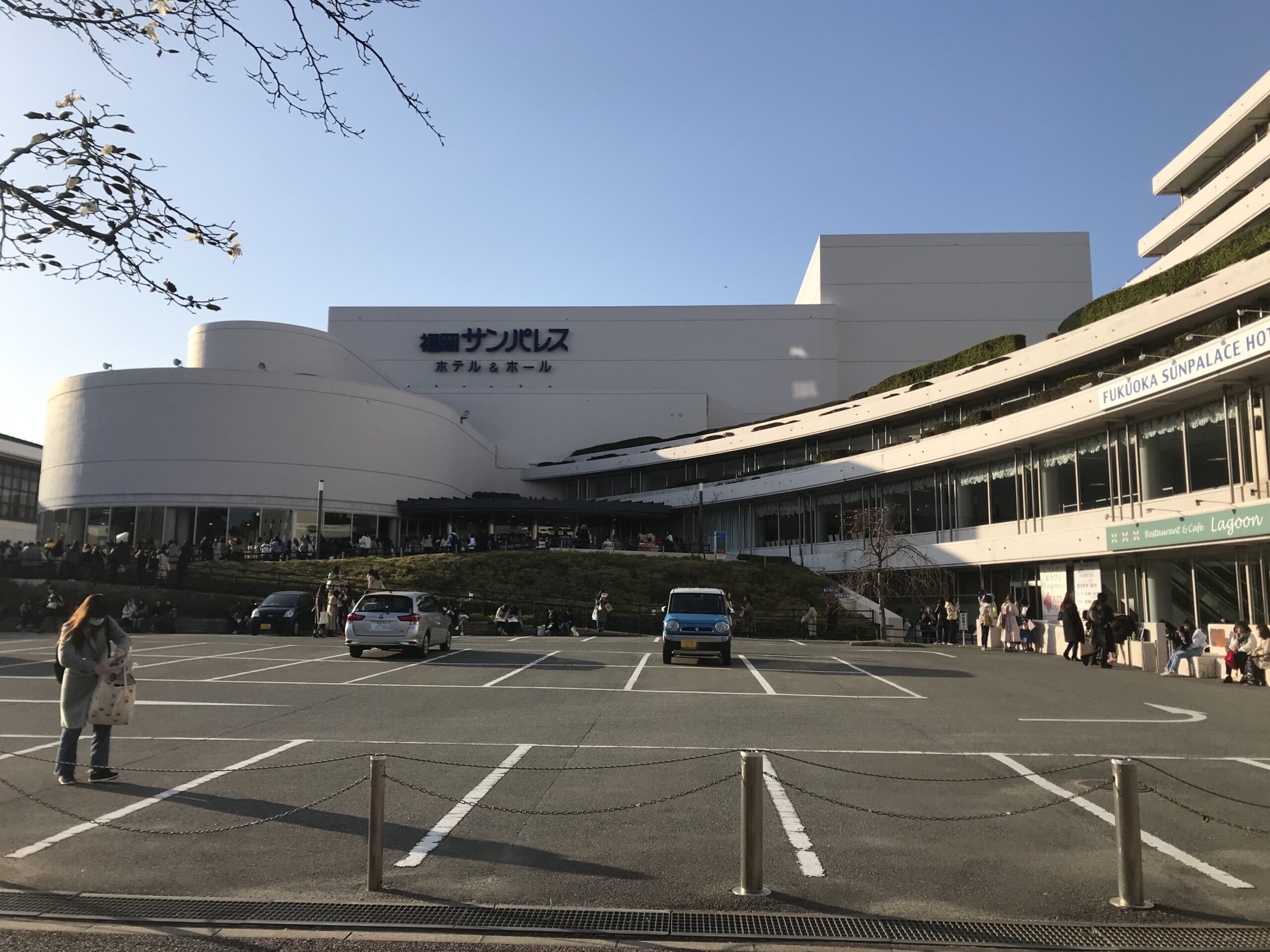 福岡サンパレスの外観