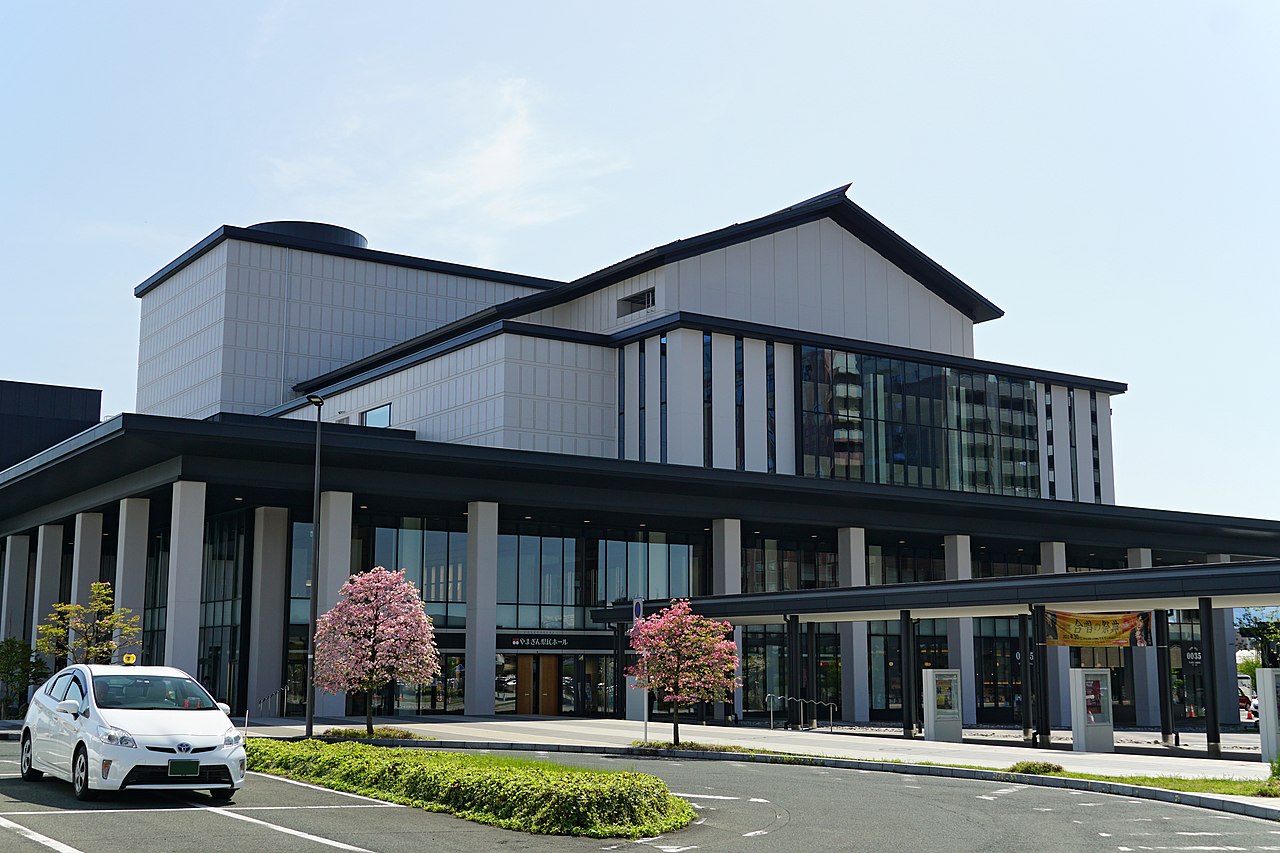 やまぎん県民ホールの外観