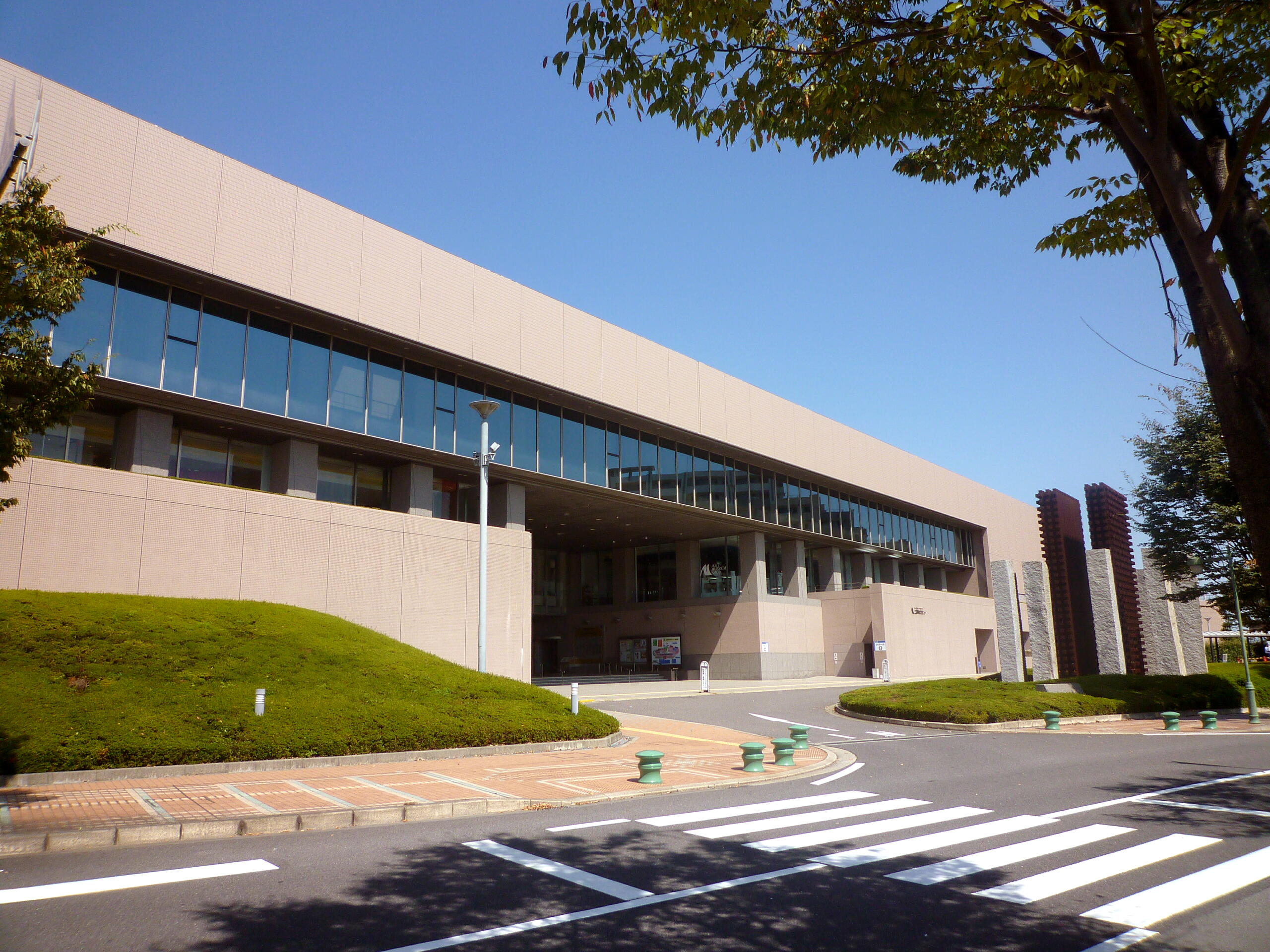 三重県文化会館の外観