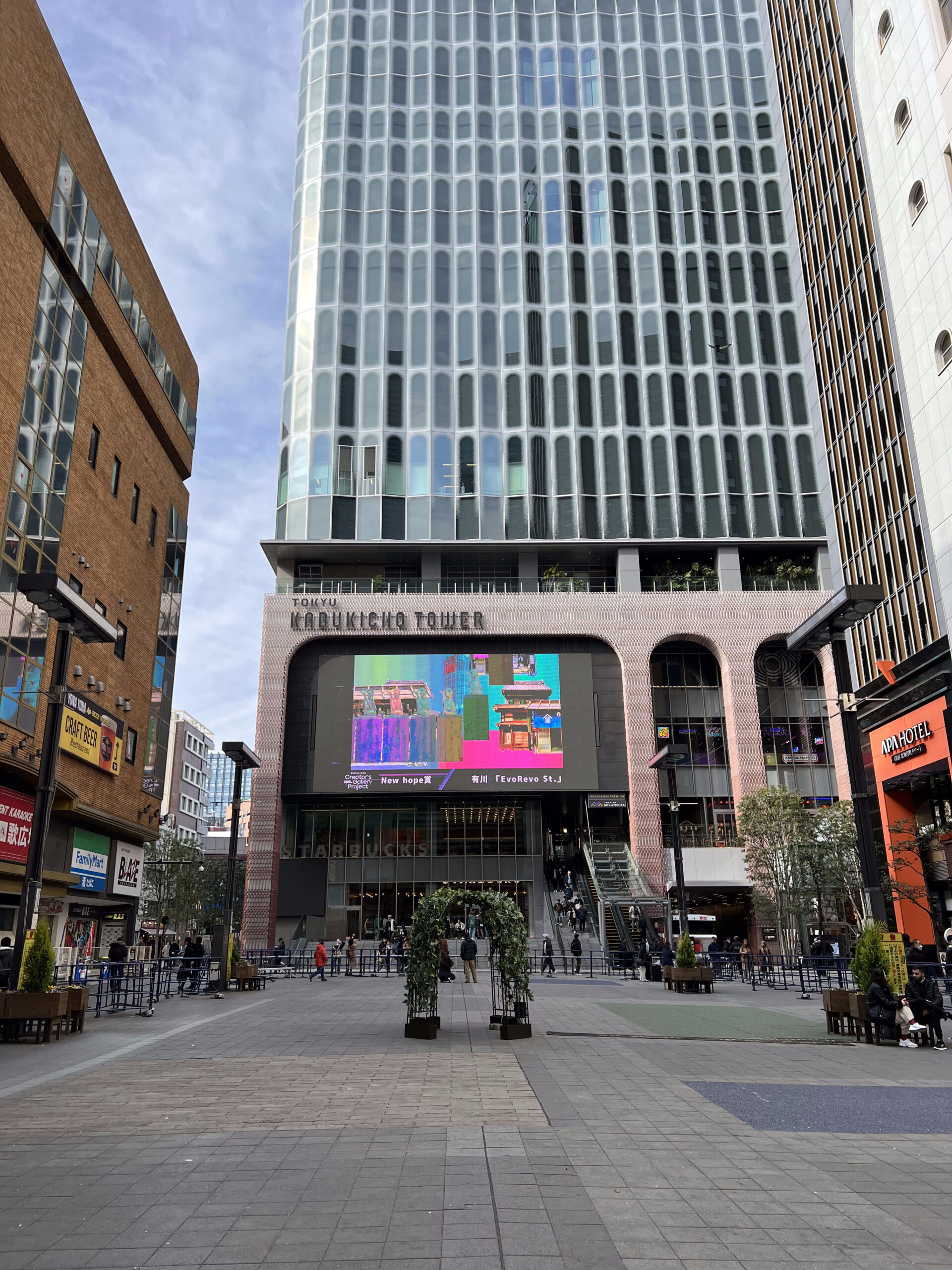 東急歌舞伎町タワーとシネシティ広場