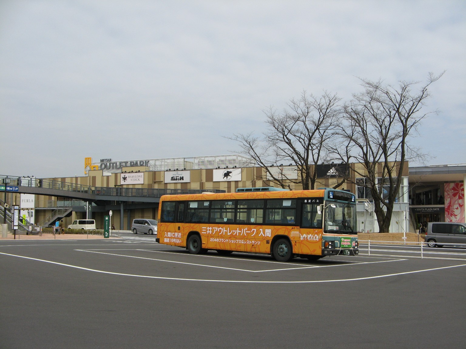 三井アウトレットパーク入間のバス停
