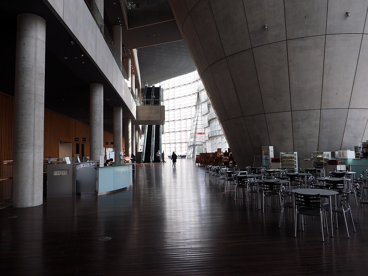 国立新美術館のホワイエ