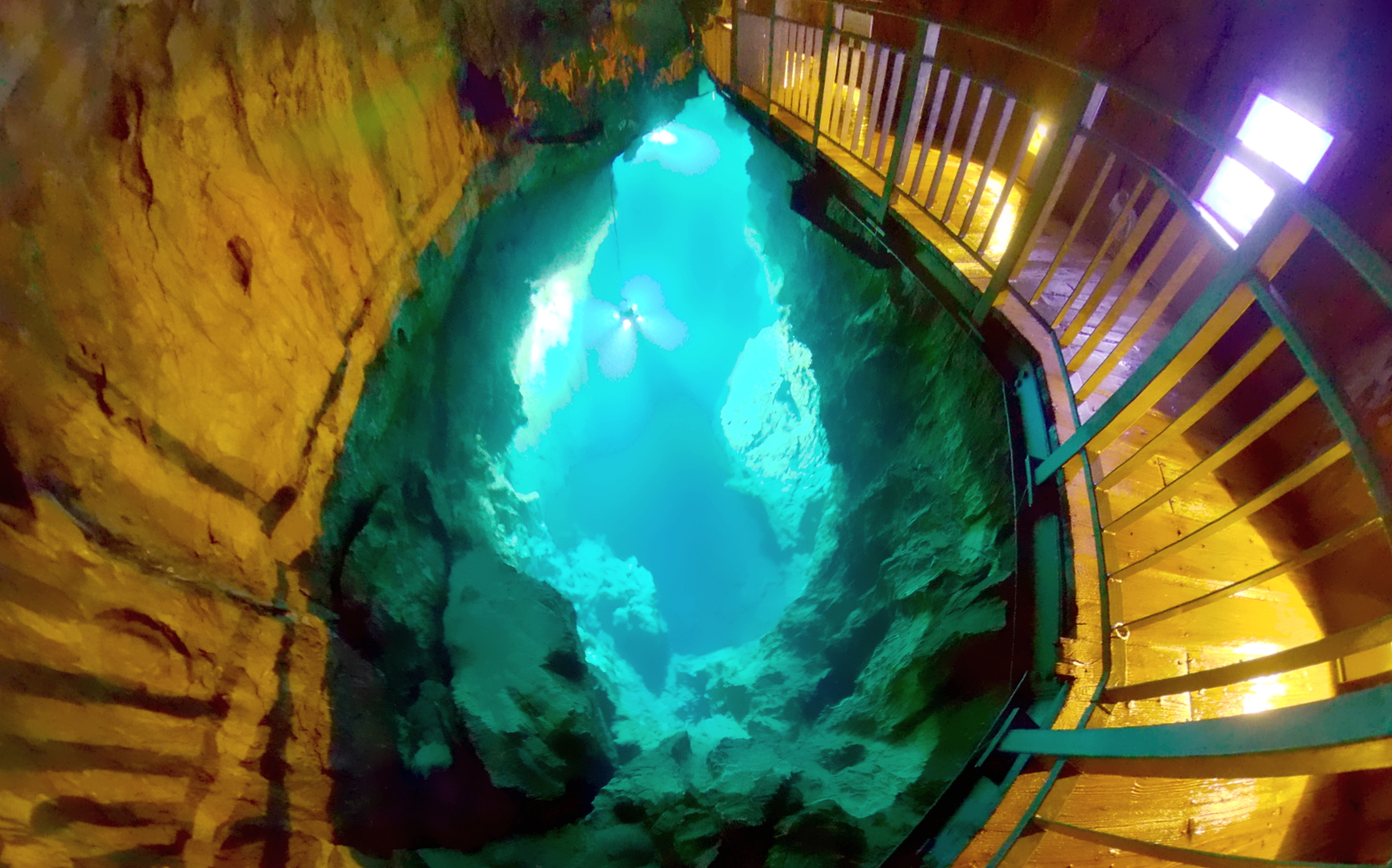 龍泉洞の地底湖