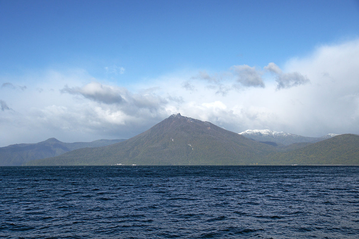 支笏湖と恵庭岳の風景