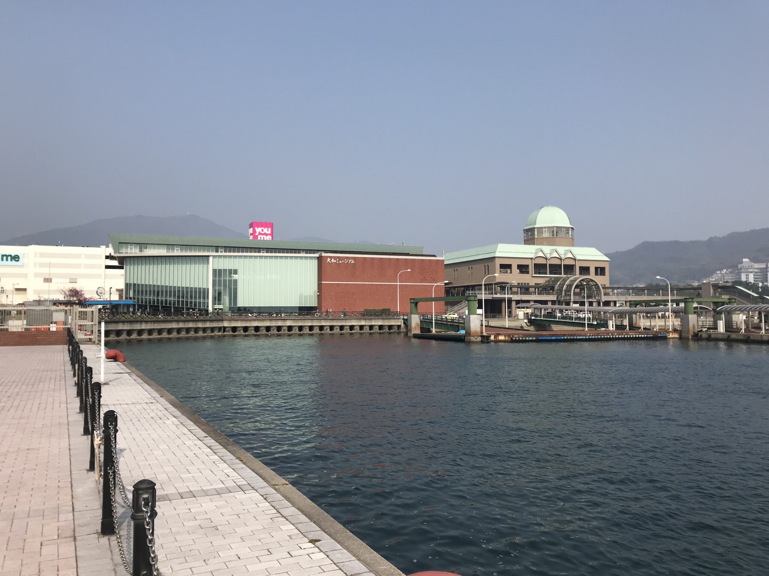 大和ミュージアムと呉セントラルピア（呉港側）