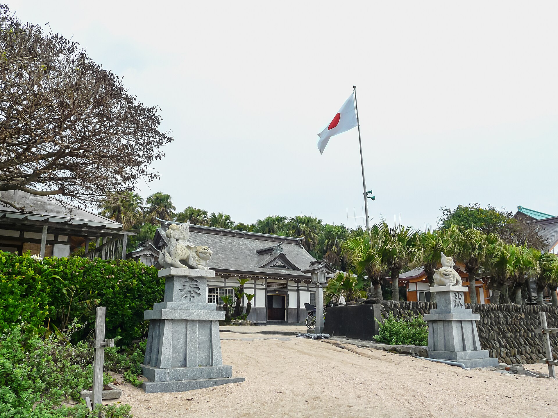 青島神社の入口（鳥居と参道）