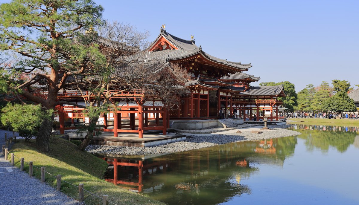 紅葉に染まる平等院鳳凰堂