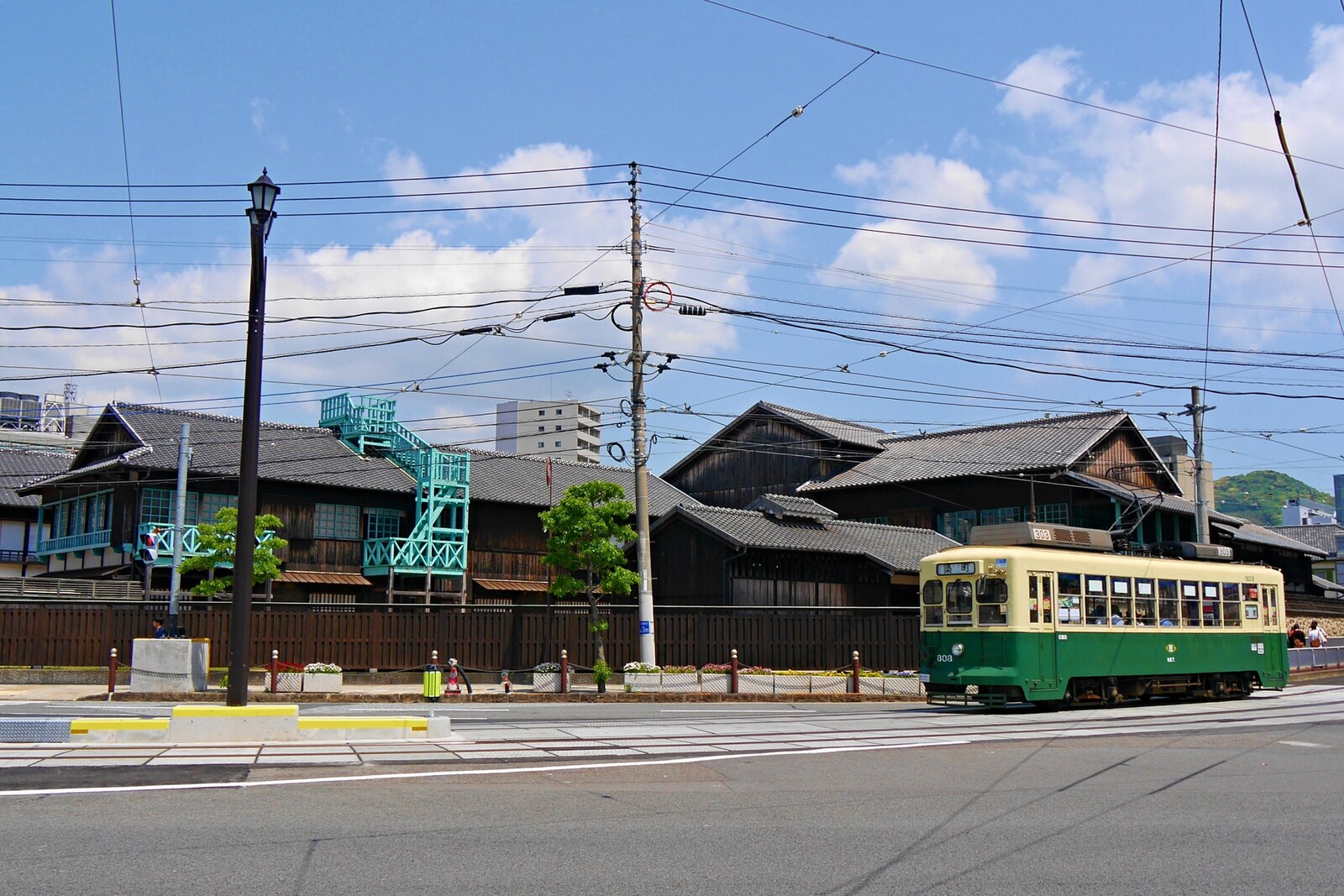 長崎の路面電車と出島の街並み