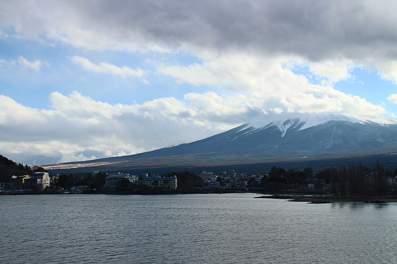 富士五湖・河口湖から望む富士山