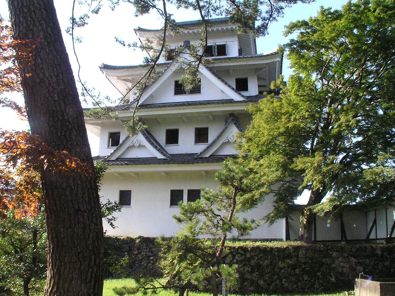 郡上八幡城の白壁と石垣