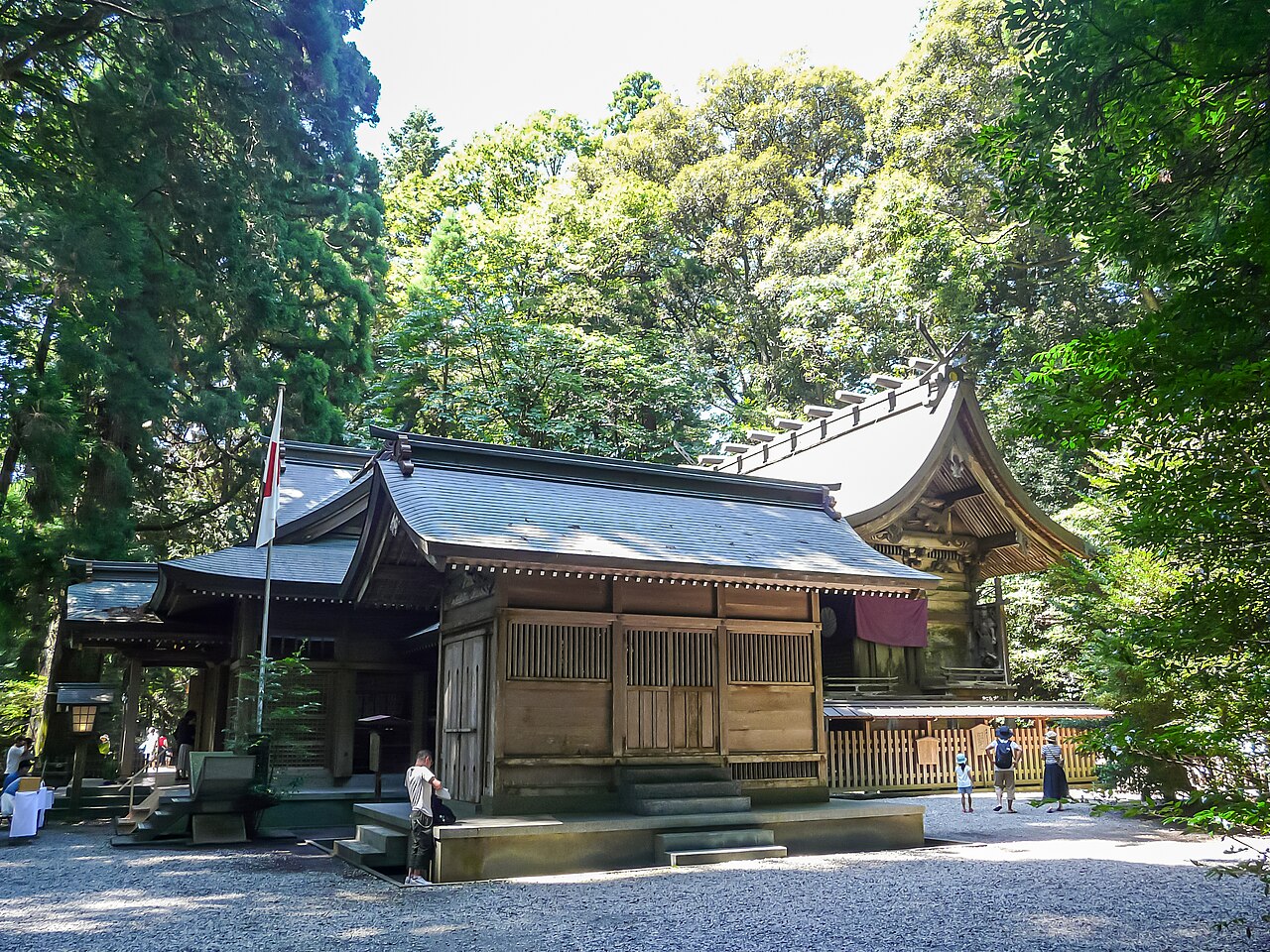 高千穂神社の拝殿と本殿