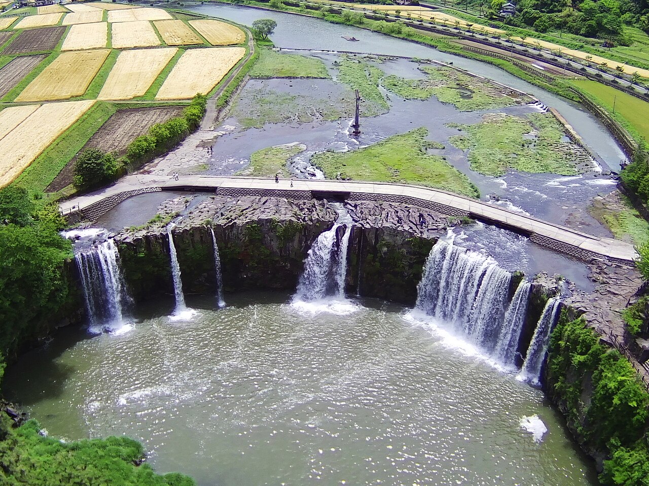 原尻の滝の正面景観