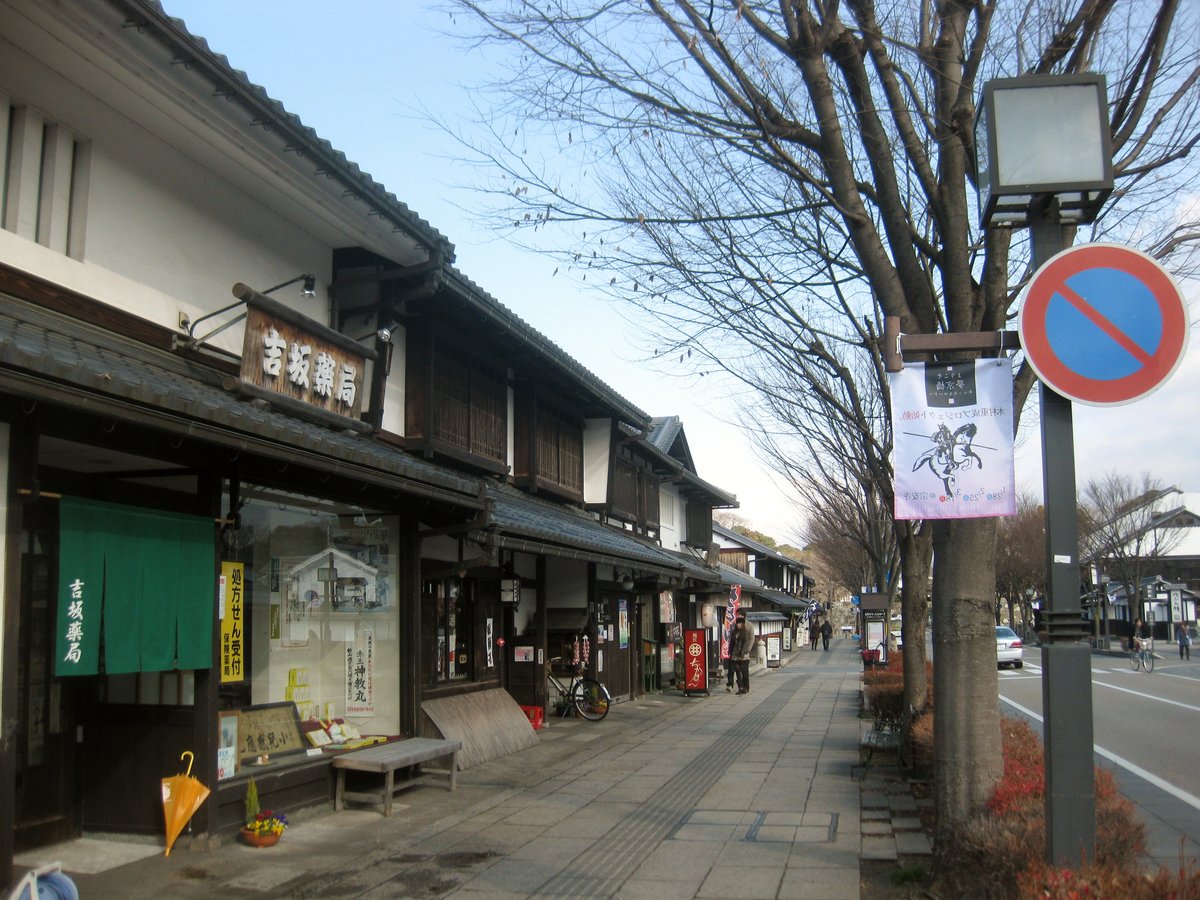 夢京橋キャッスルロードの白壁の城下町通り
