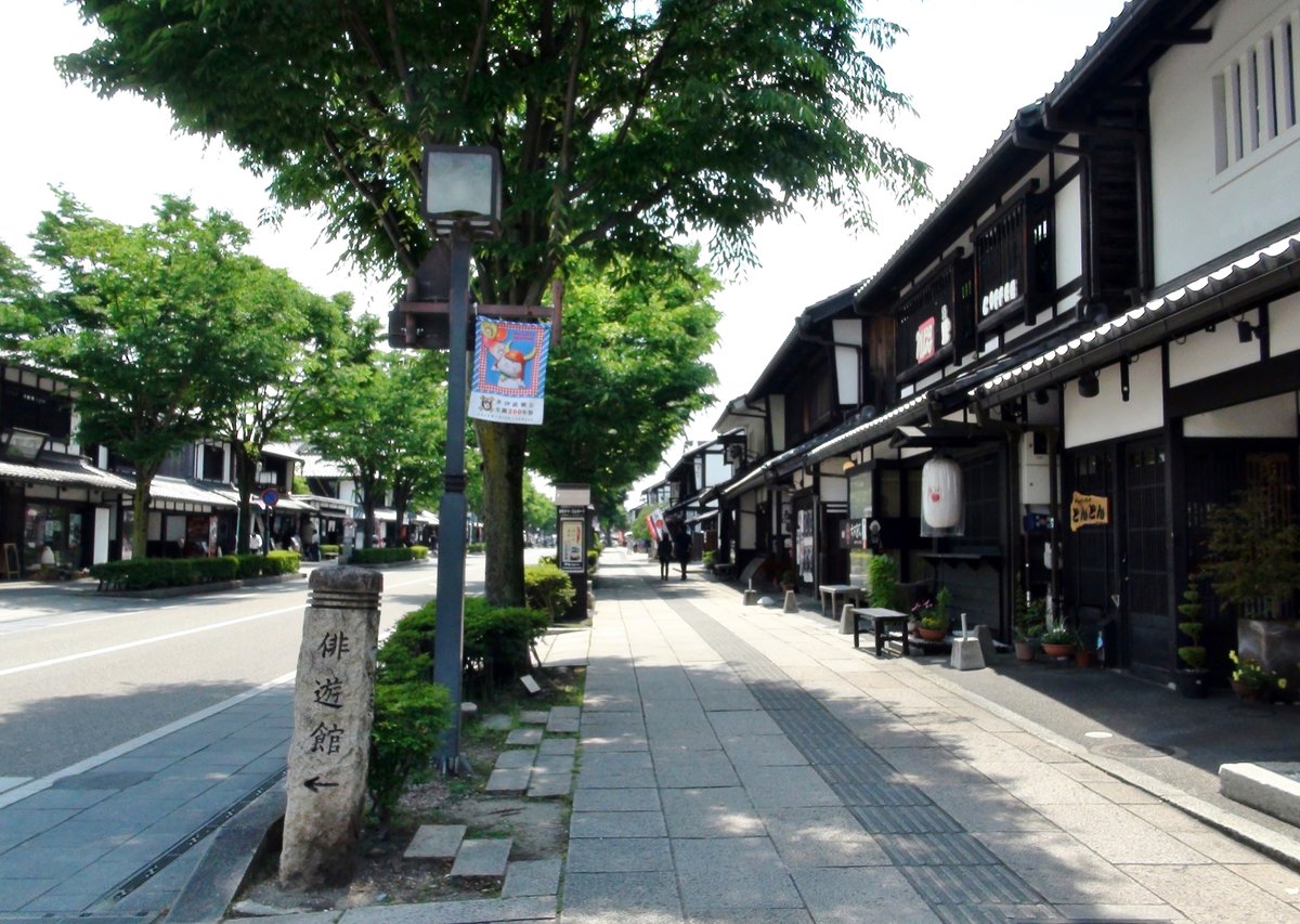 彦根城下町キャッスルロード（夢京橋キャッスルロード）の白壁と黒格子の町並み