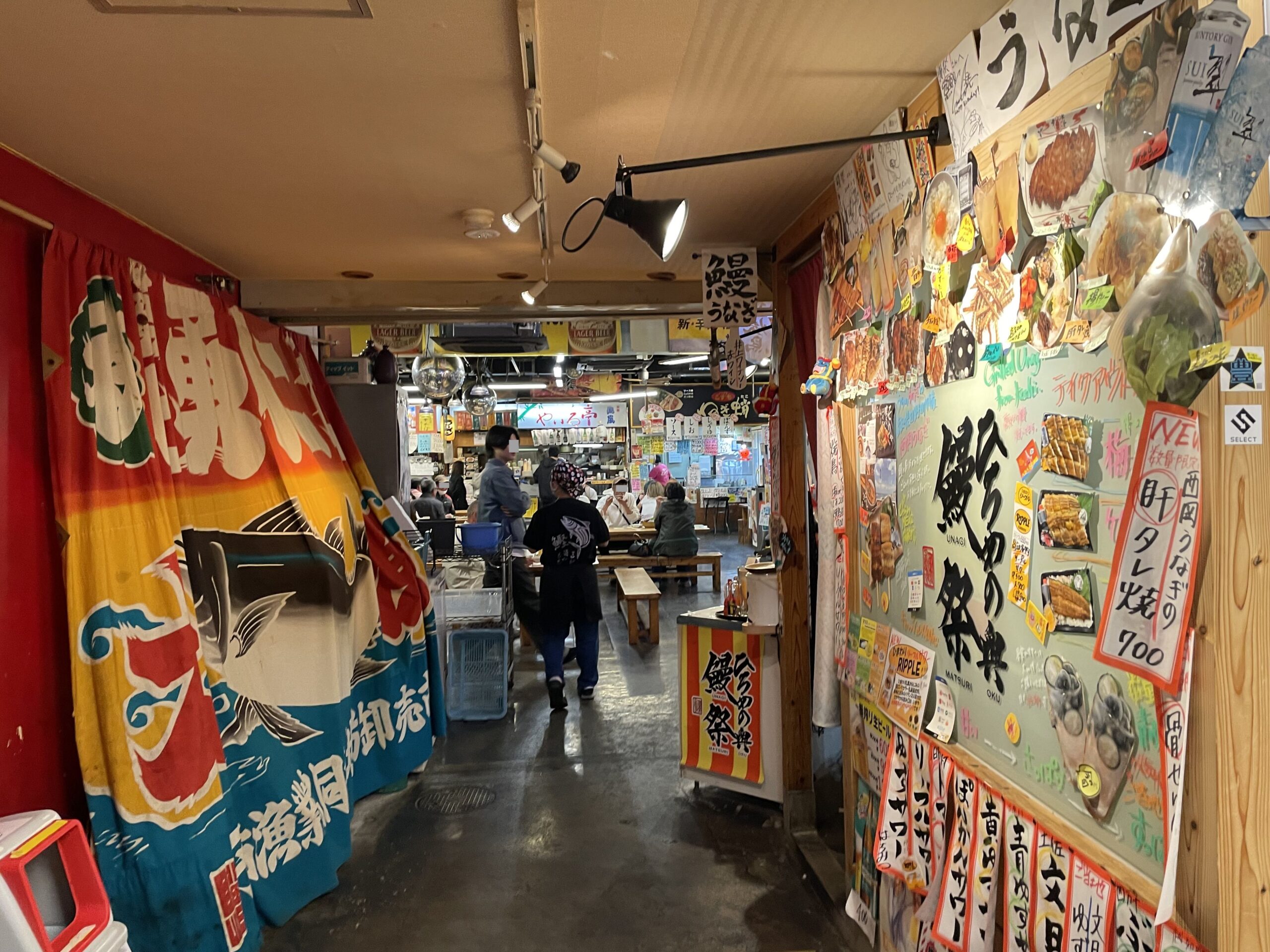 ひろめ市場内の屋台と賑わう食事スペース