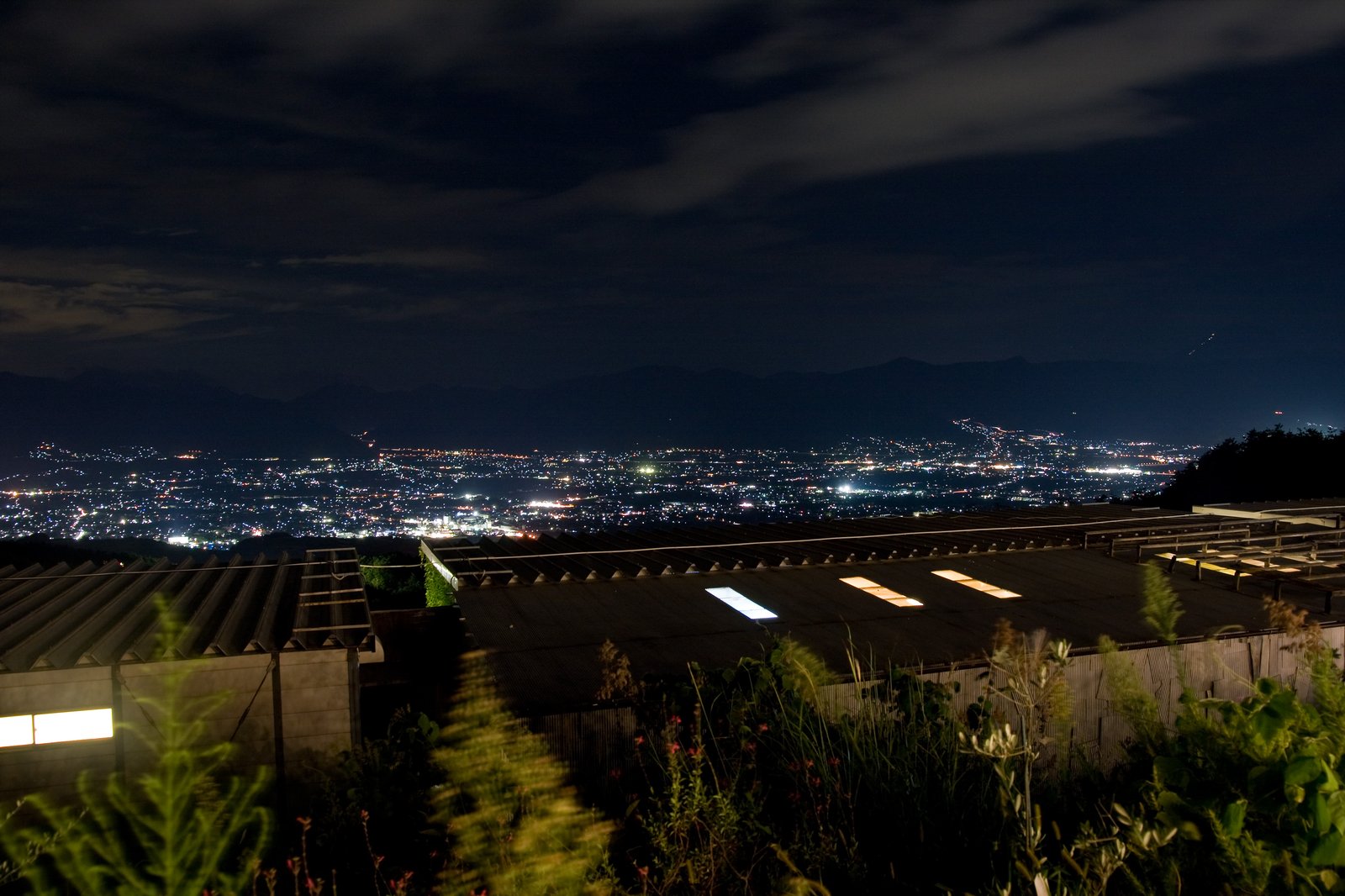 ほったらかし温泉から望む甲府盆地の夜景