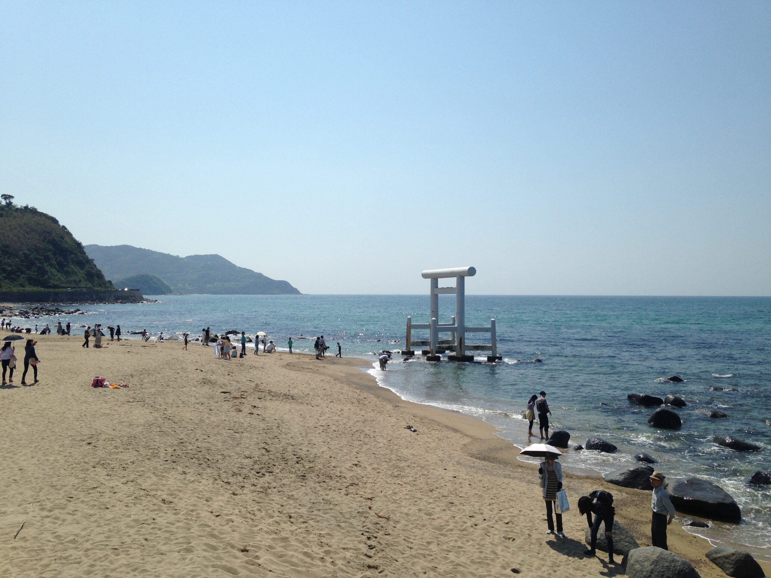 糸島・桜井二見ヶ浦の白い鳥居と夫婦岩
