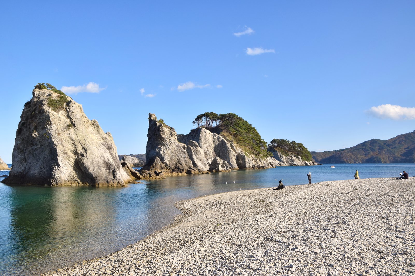 浄土ヶ浜の白い岩とエメラルドグリーンの海