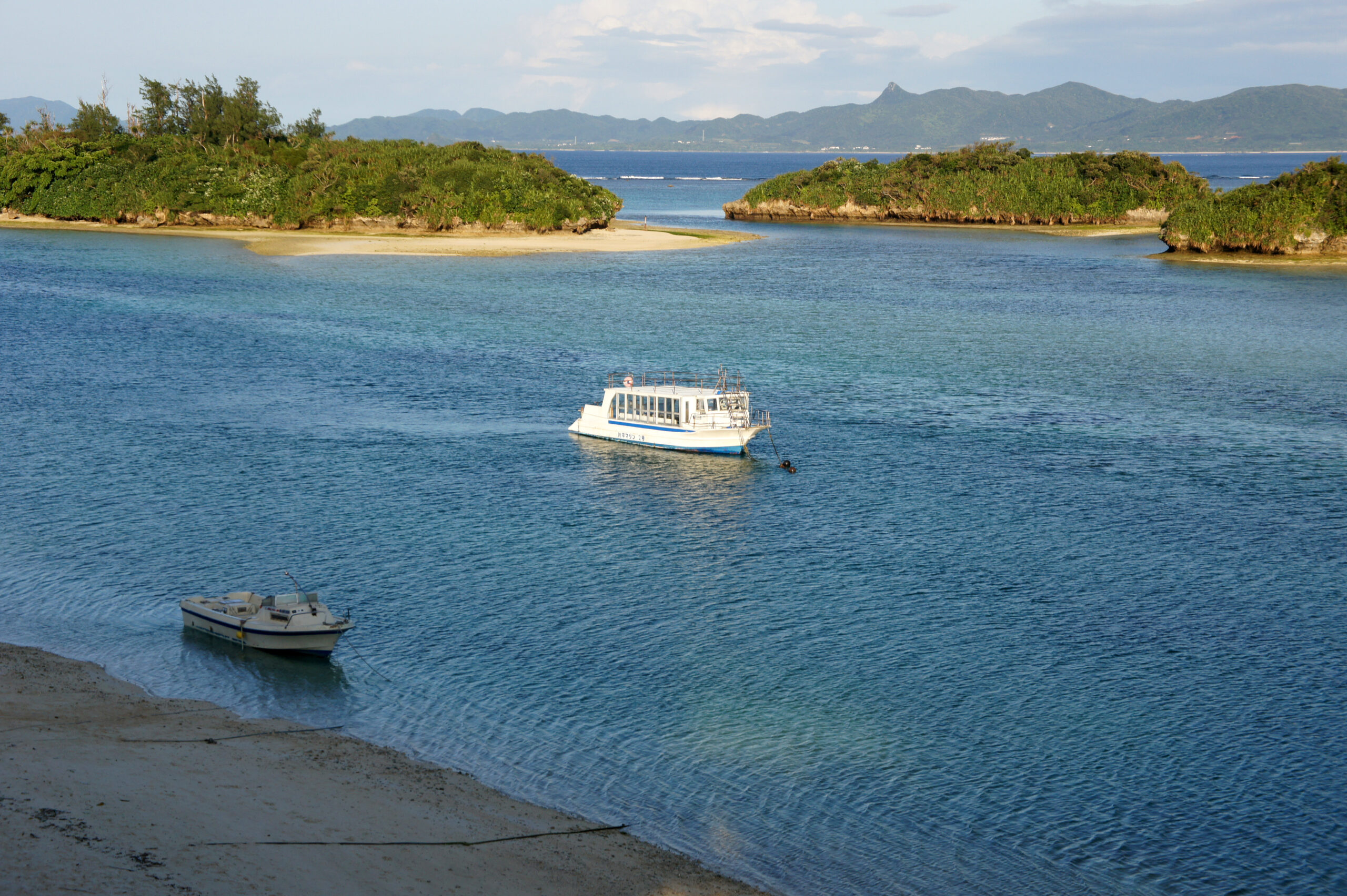 川平湾のエメラルドグリーンの海
