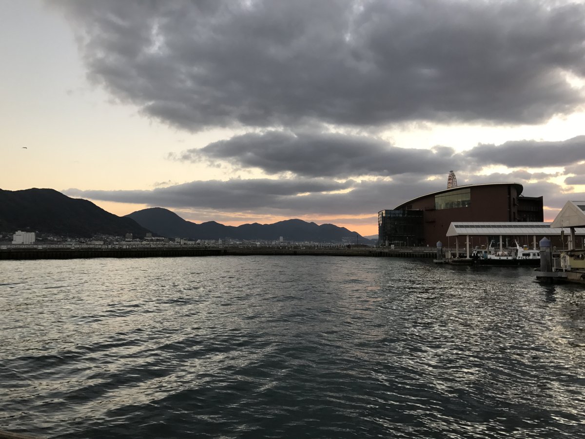 夕暮れの海響館と唐戸桟橋