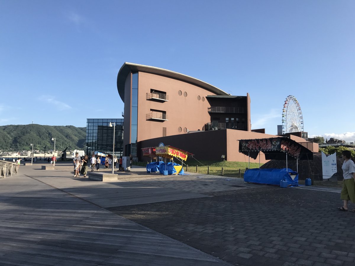関門海峡沿いに建つしものせき水族館海響館の外観