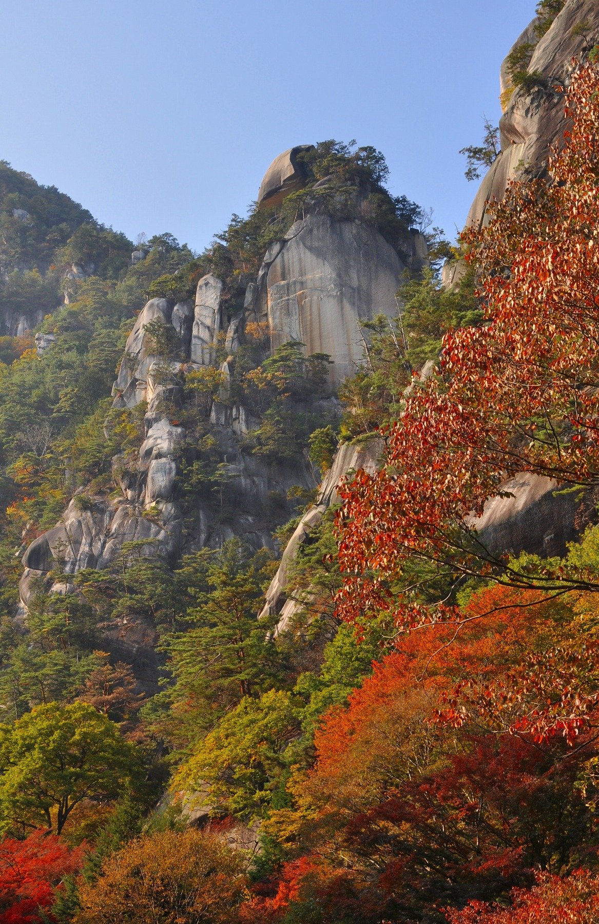昇仙峡のシンボル「覚円峰」と紅葉