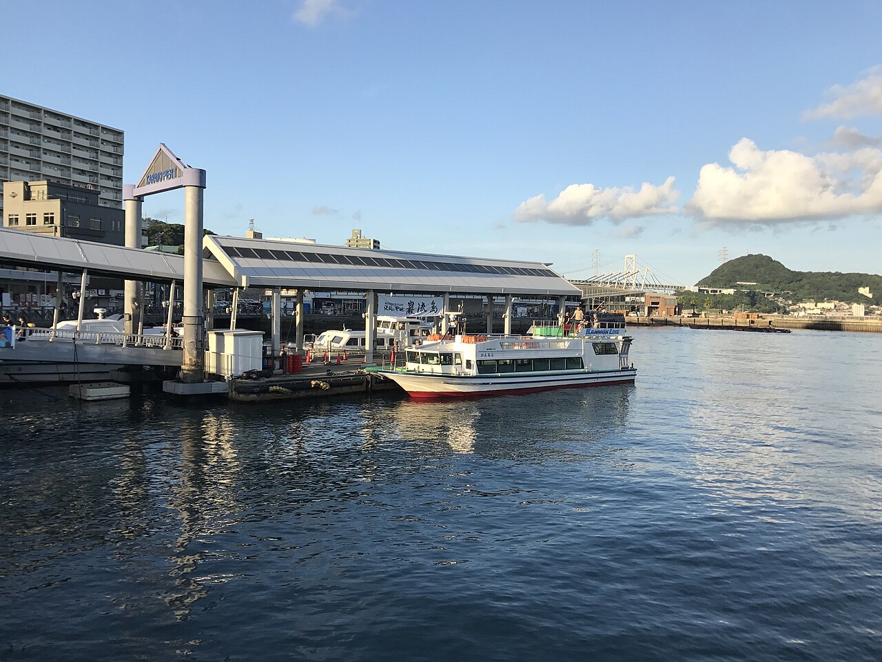 唐戸桟橋から見た唐戸市場と関門海峡