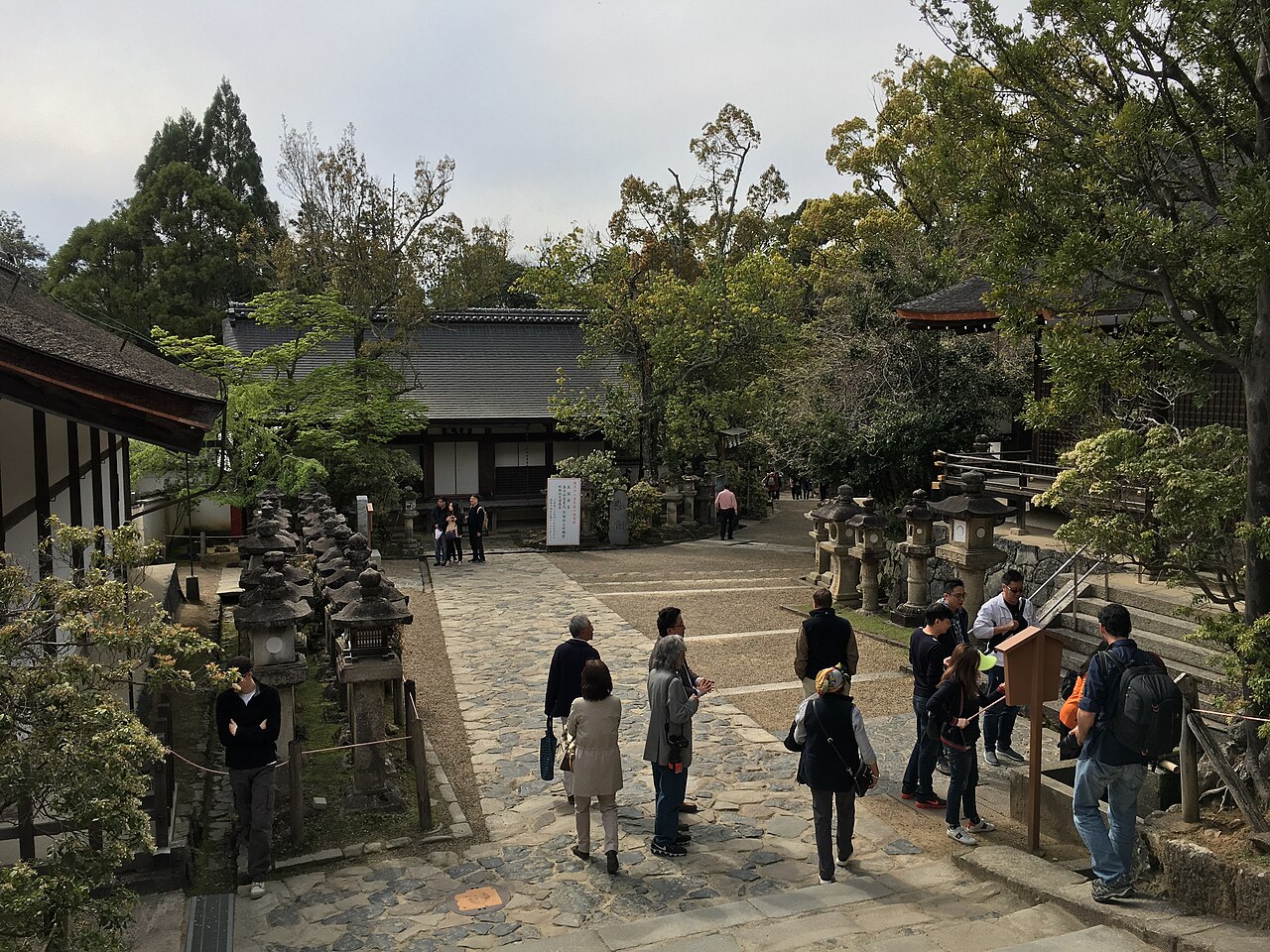春日大社の燈籠が並ぶ参道