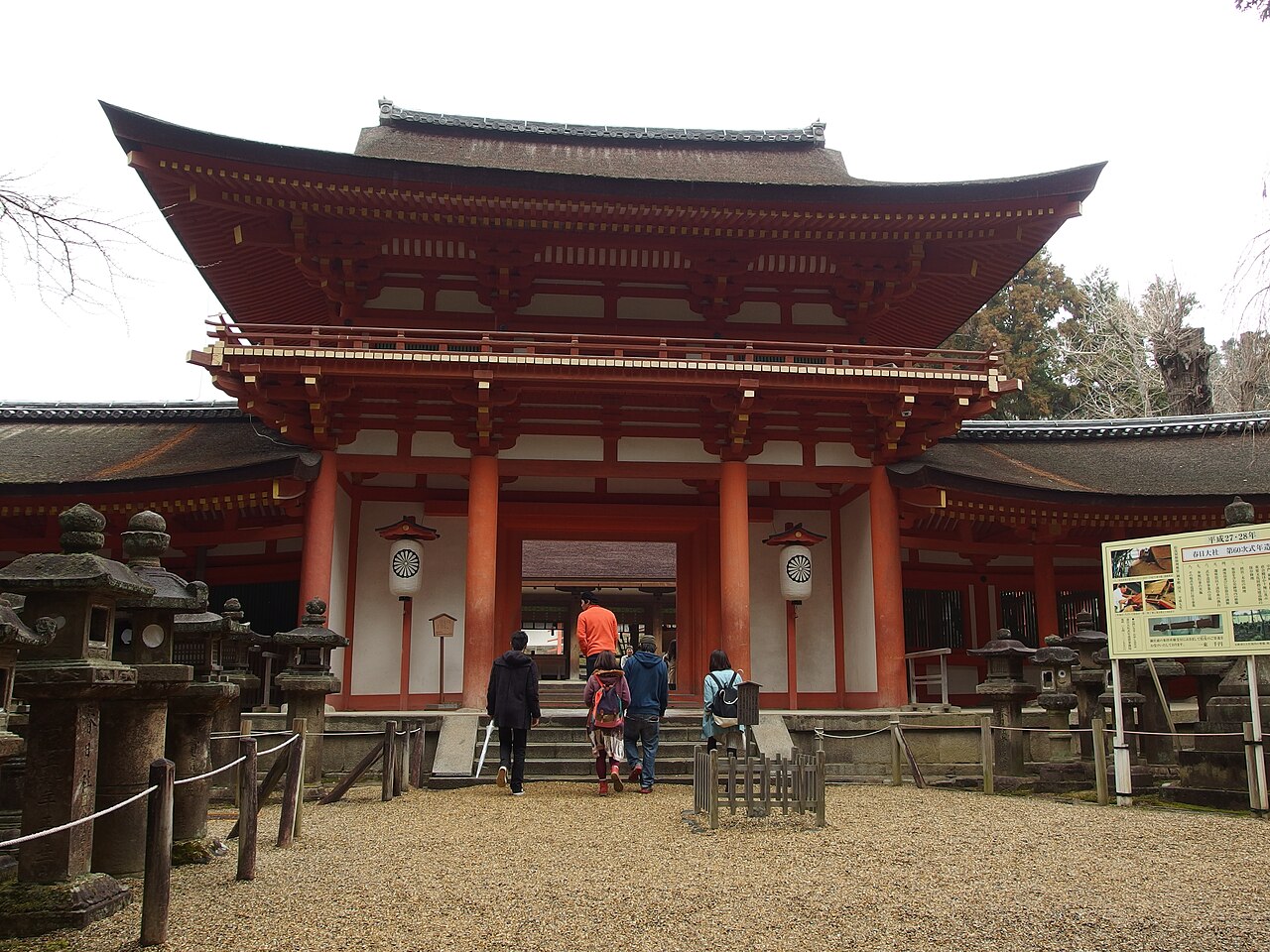 春日大社の朱塗りの社殿（中門・御廊）