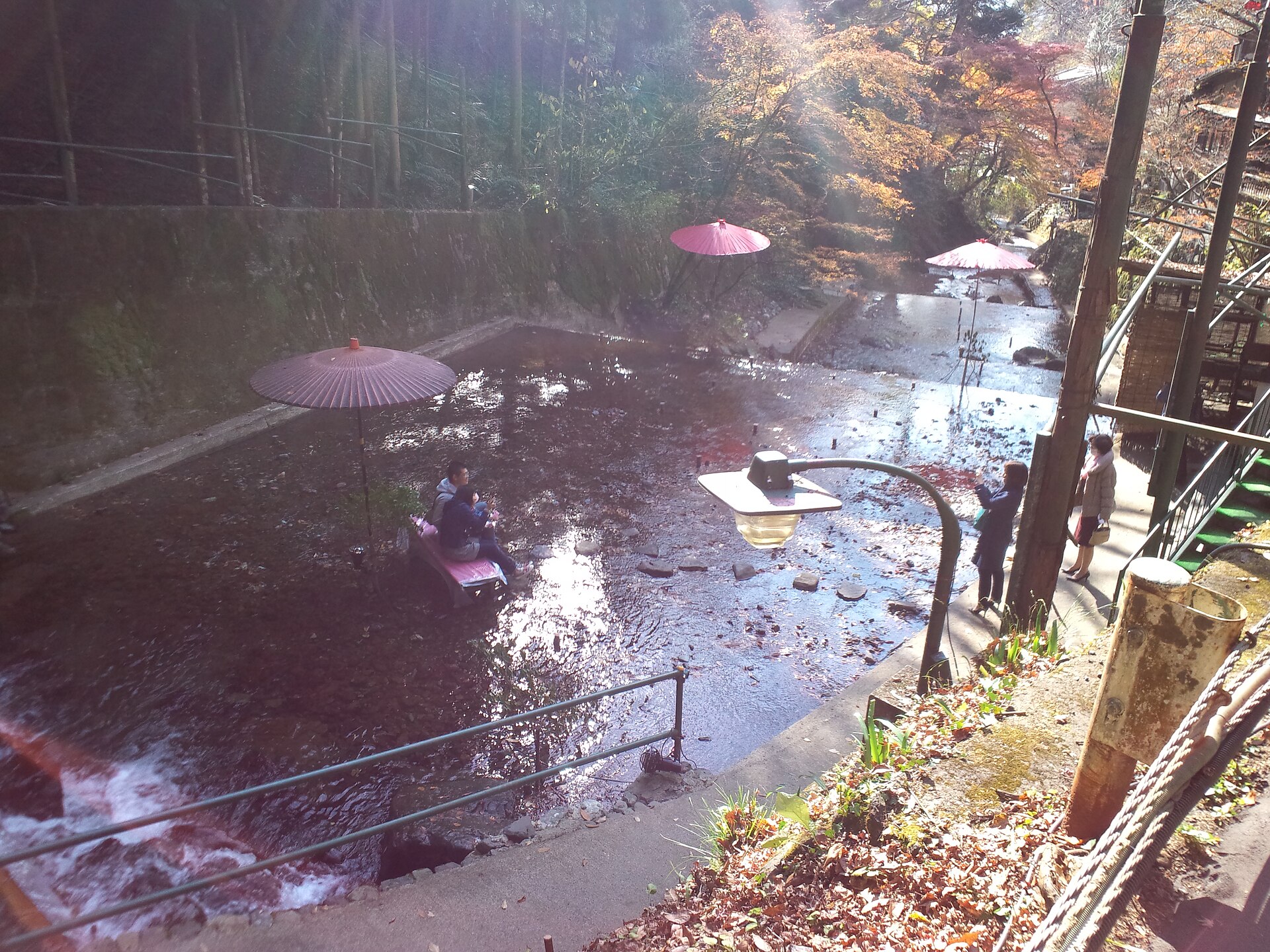 貴船川にせり出した川床（納涼床）の風景