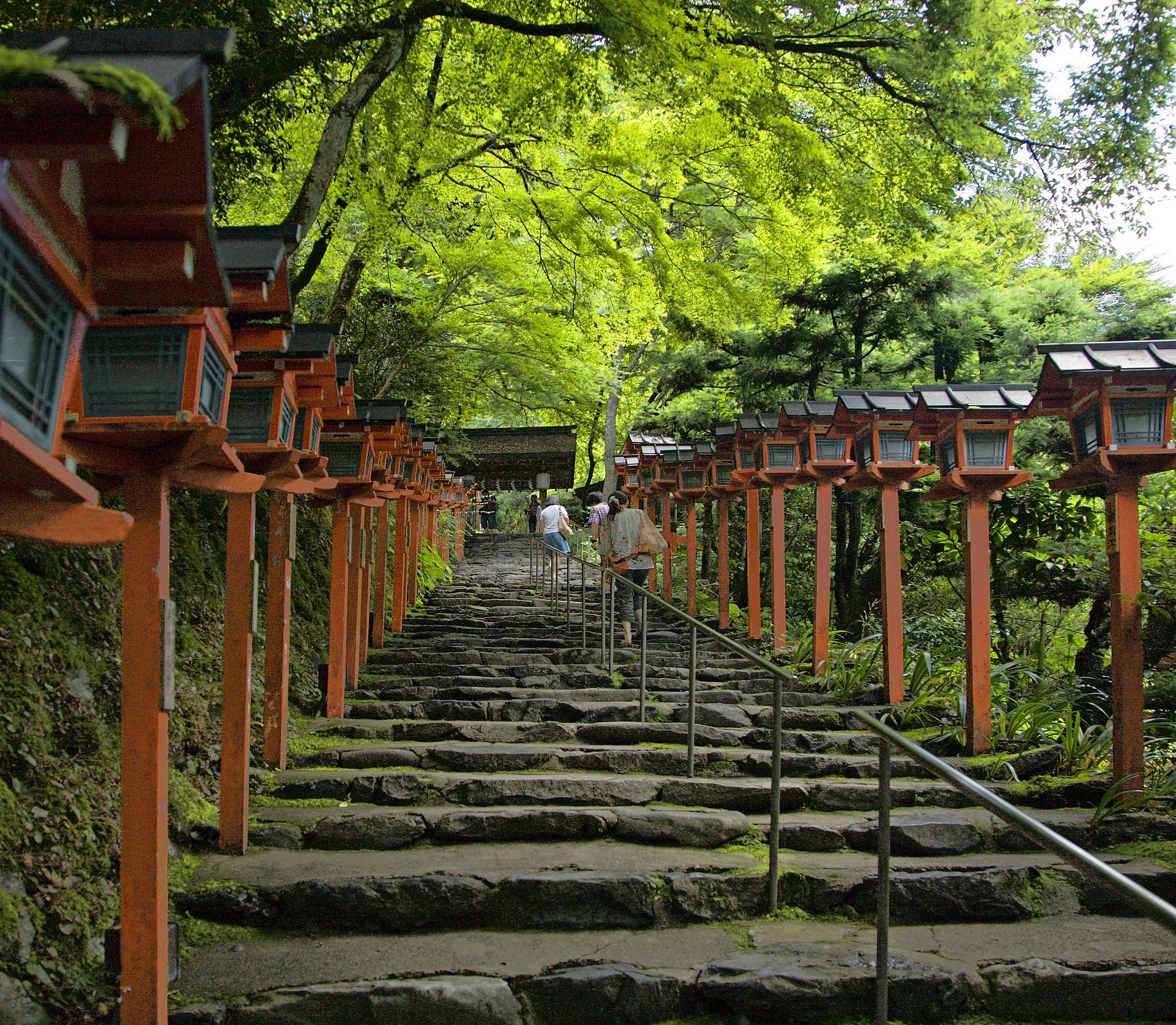 貴船神社の朱塗り灯籠が並ぶ本宮石段の参道