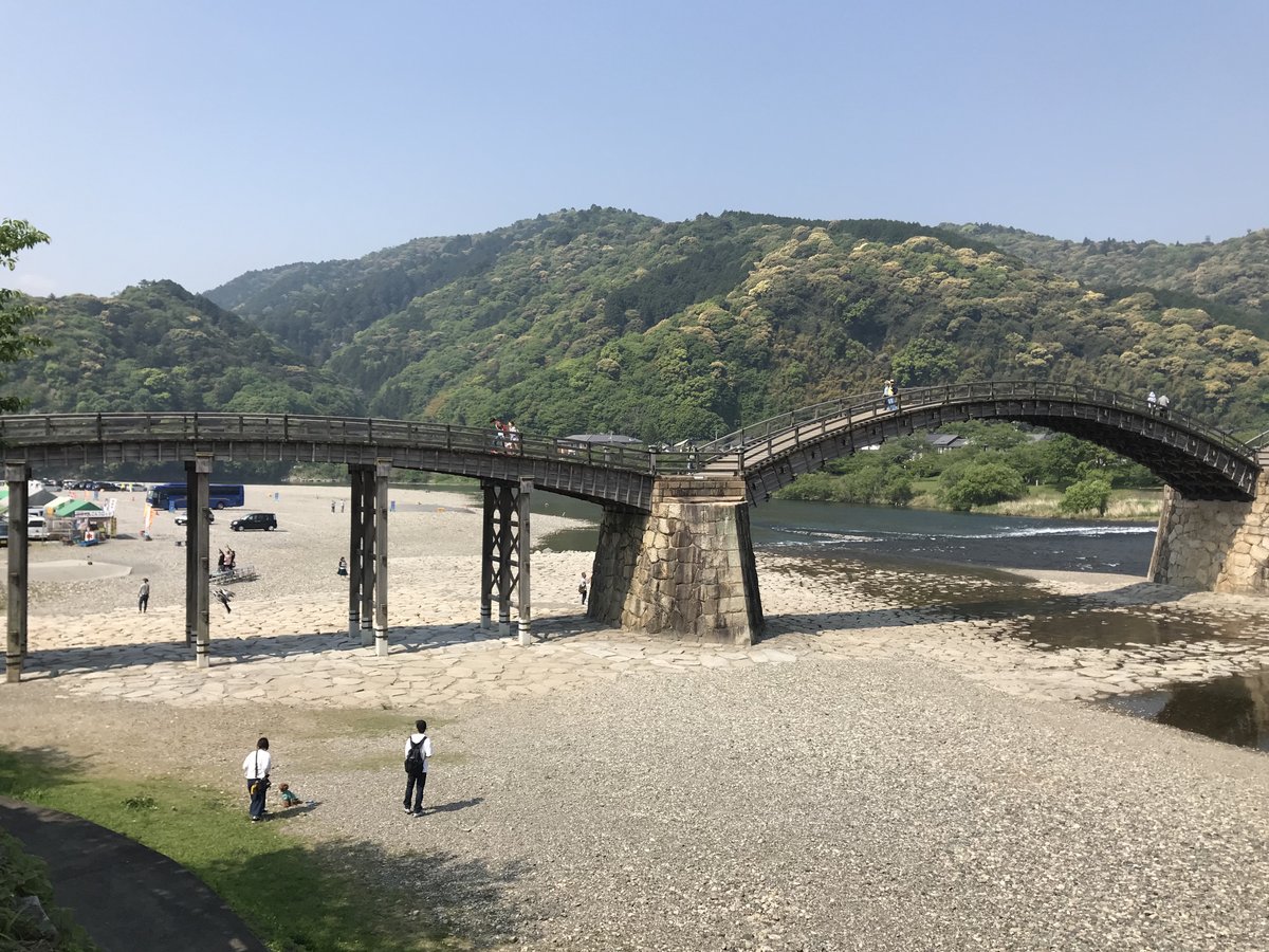 錦川に架かる錦帯橋と岩国城を望む全景