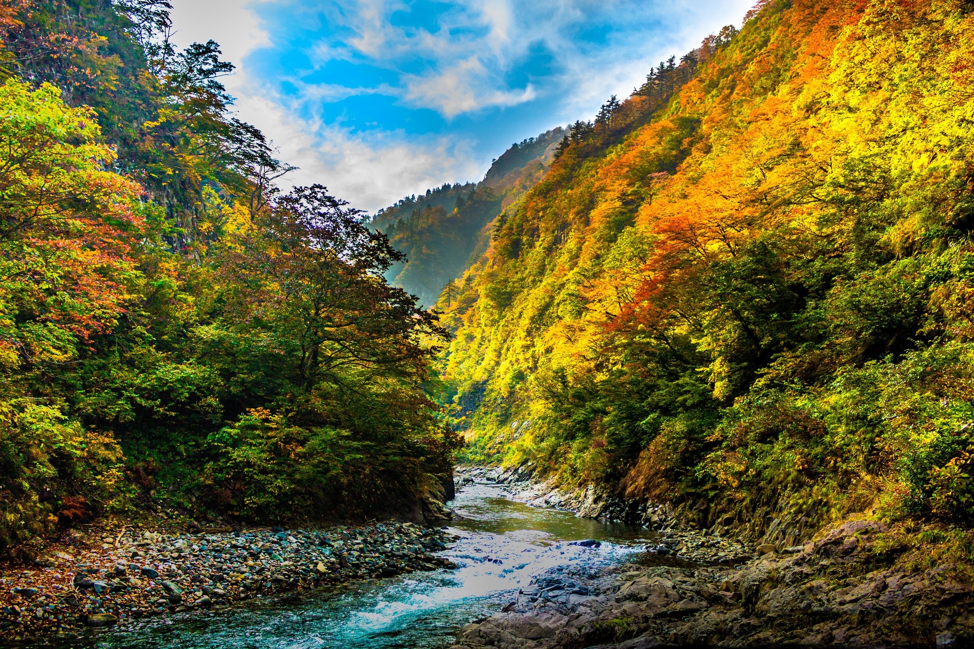 紅葉に染まる清津峡