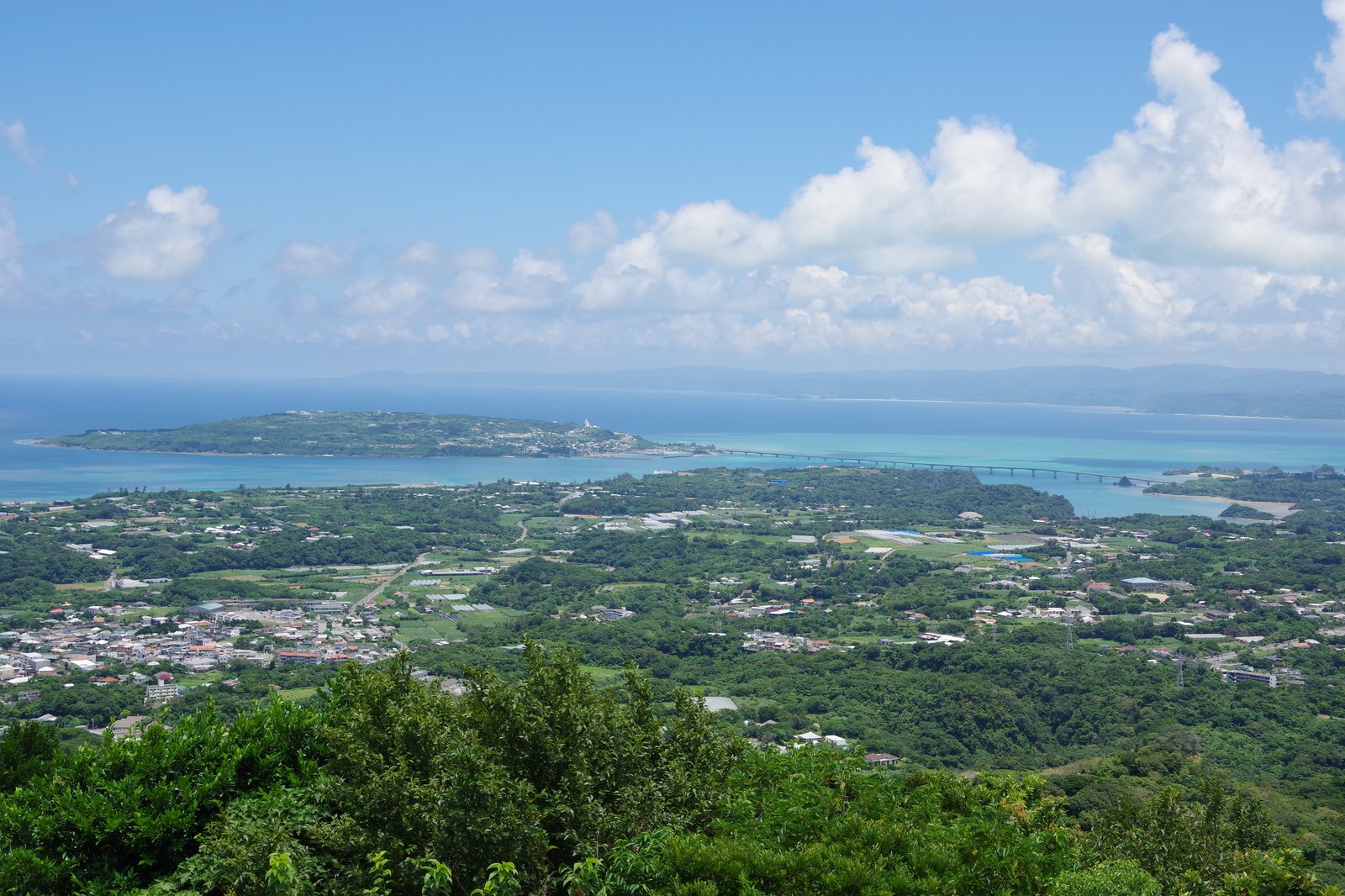 乙羽岳から見た古宇利島と古宇利大橋の俯瞰