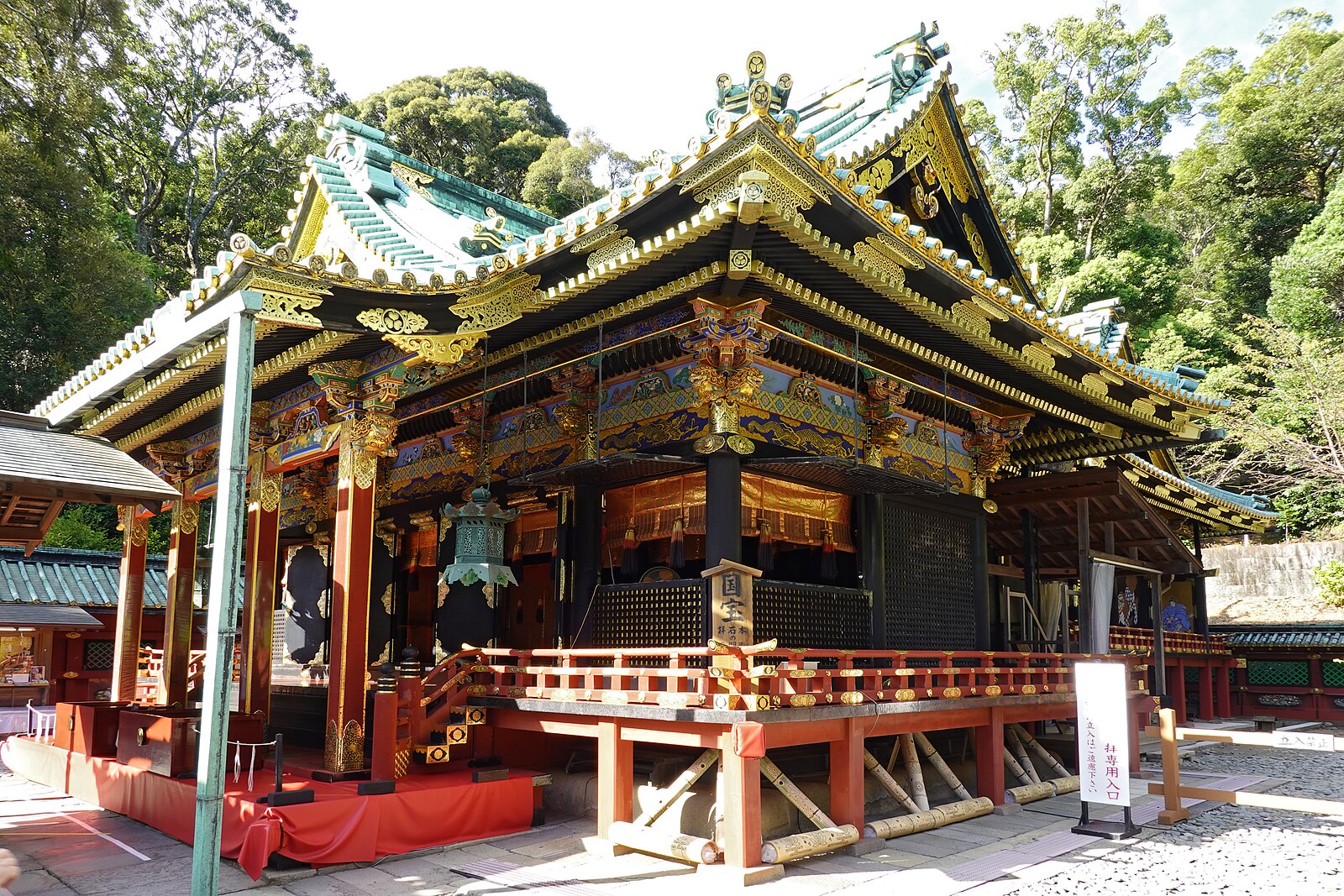 久能山東照宮の楼門と社殿