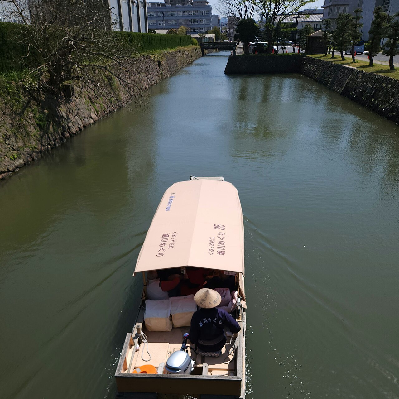 松江城の堀川遊覧船と城下町の風景