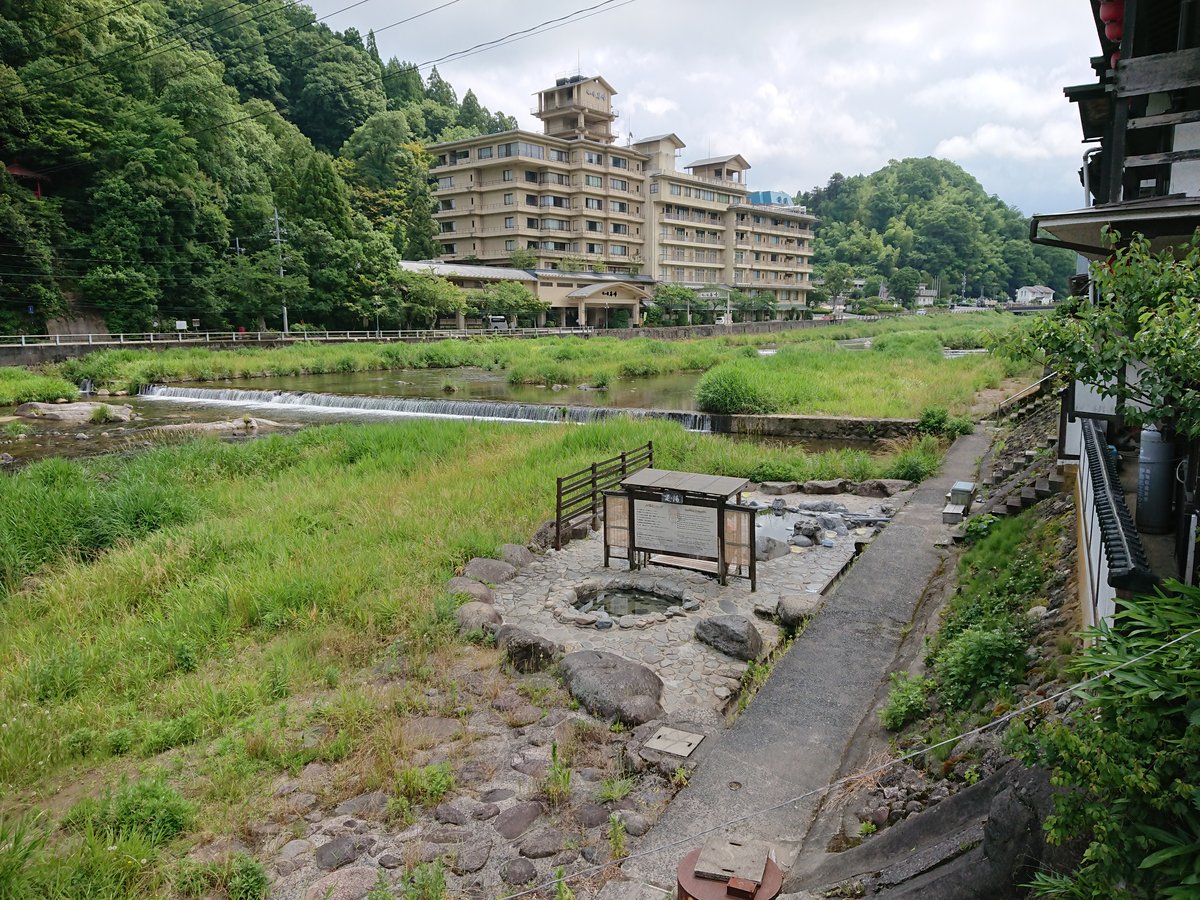 三朝温泉 河原風呂と三朝橋の風景