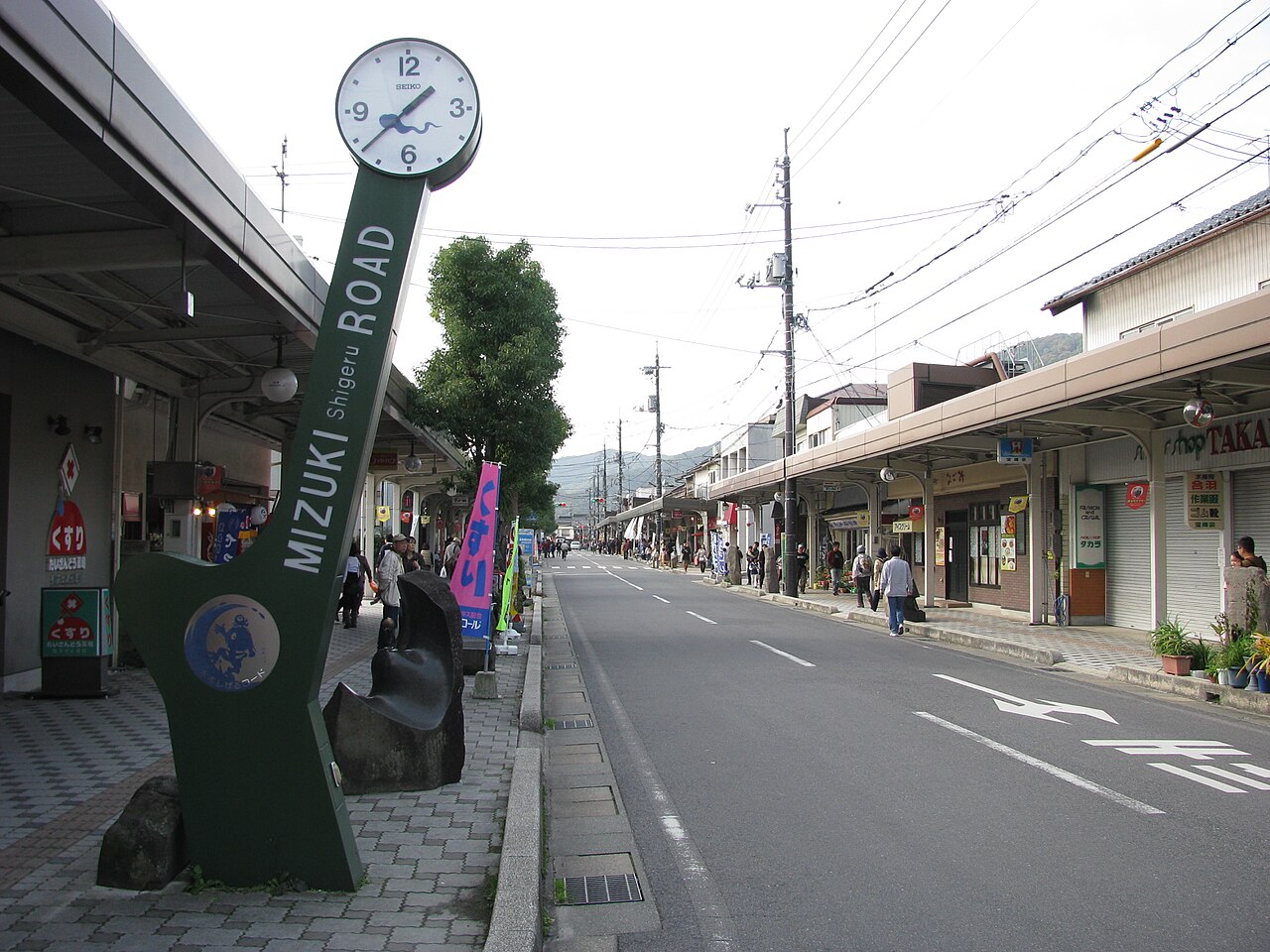 夜の水木しげるロードの妖怪像と街灯