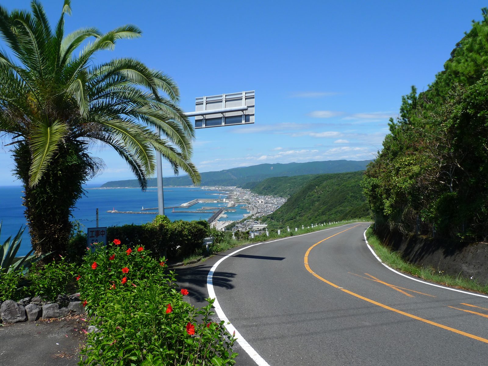 室戸岬の岩礁と荒々しい黒潮の海岸線
