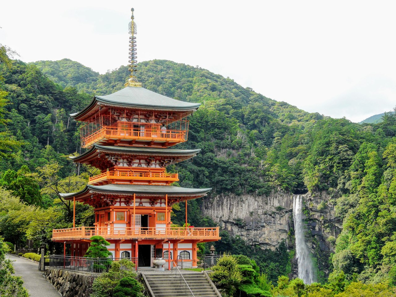 那智の滝と青岸渡寺三重塔
