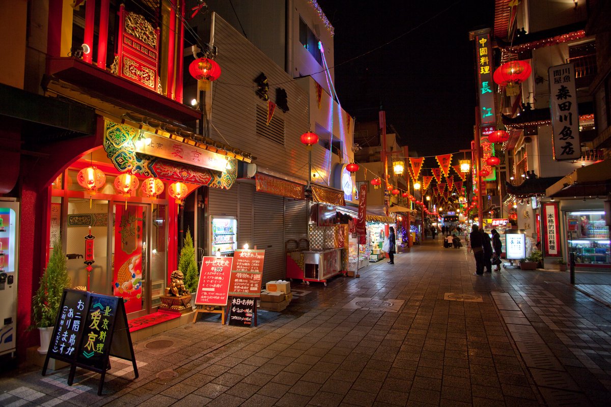 夜の南京町・長安門のライトアップ