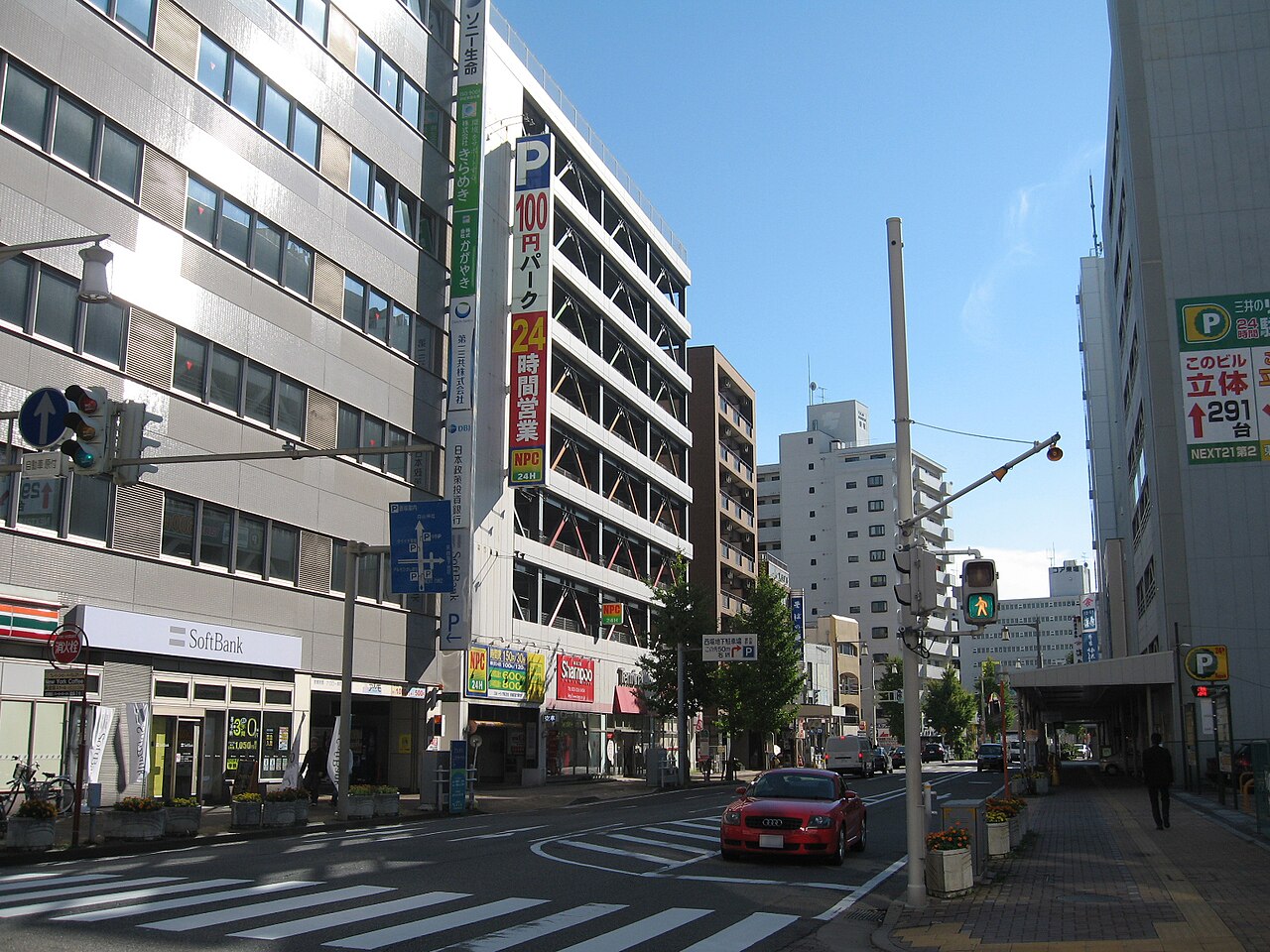 GOLDEN PIGS RED STAGEがある新潟市東堀通6番町の街並み