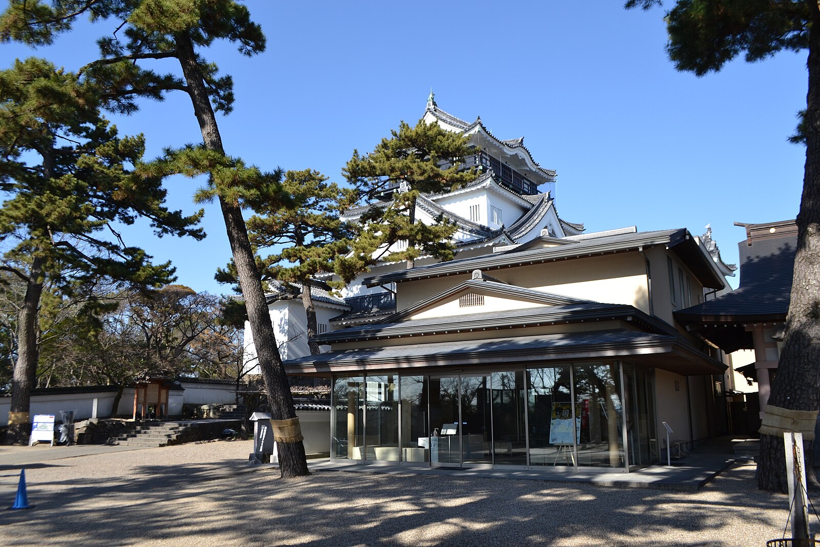 岡崎城の天守と石垣