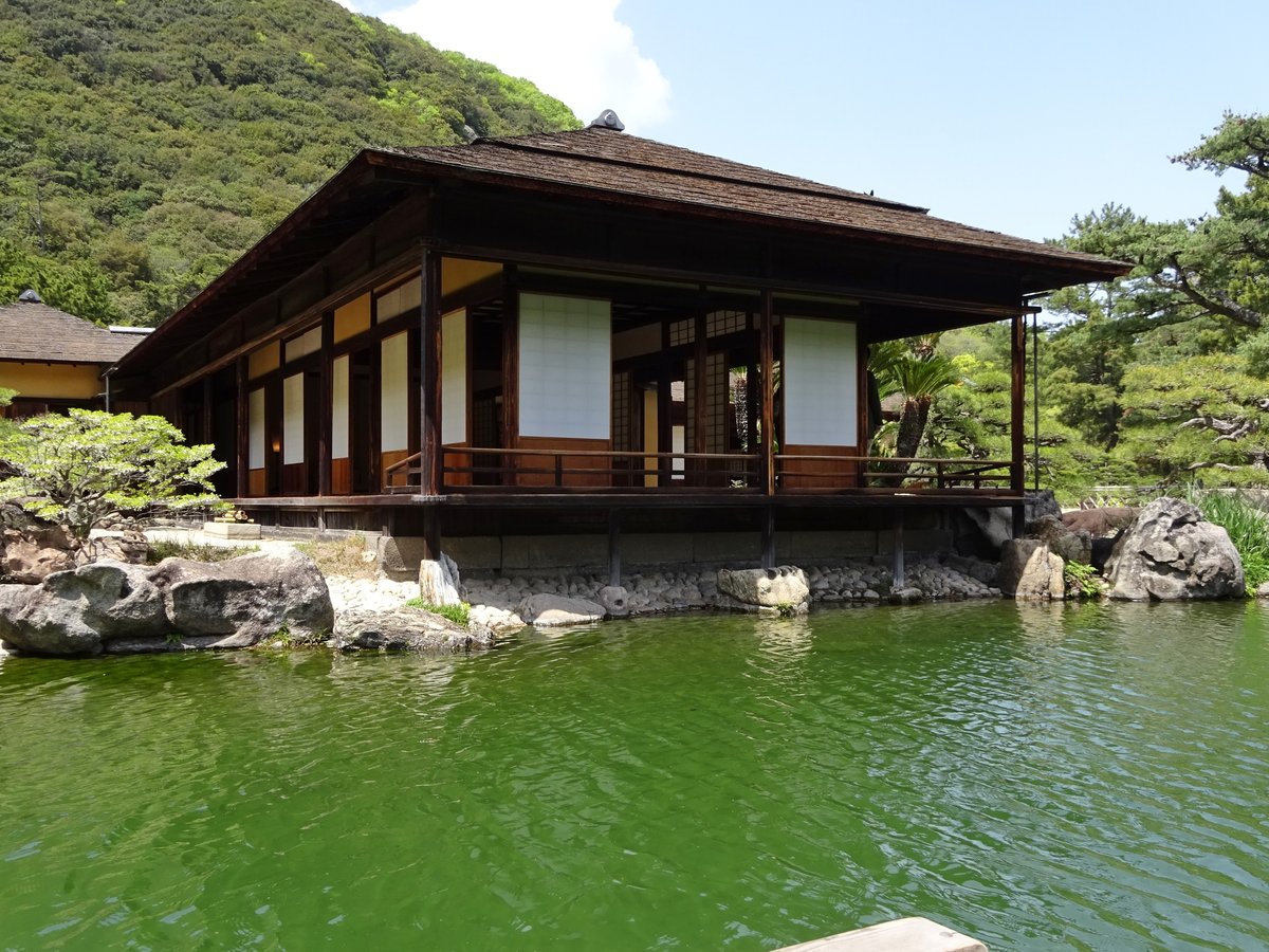 栗林公園の掬月亭と南湖の伝統的な景観