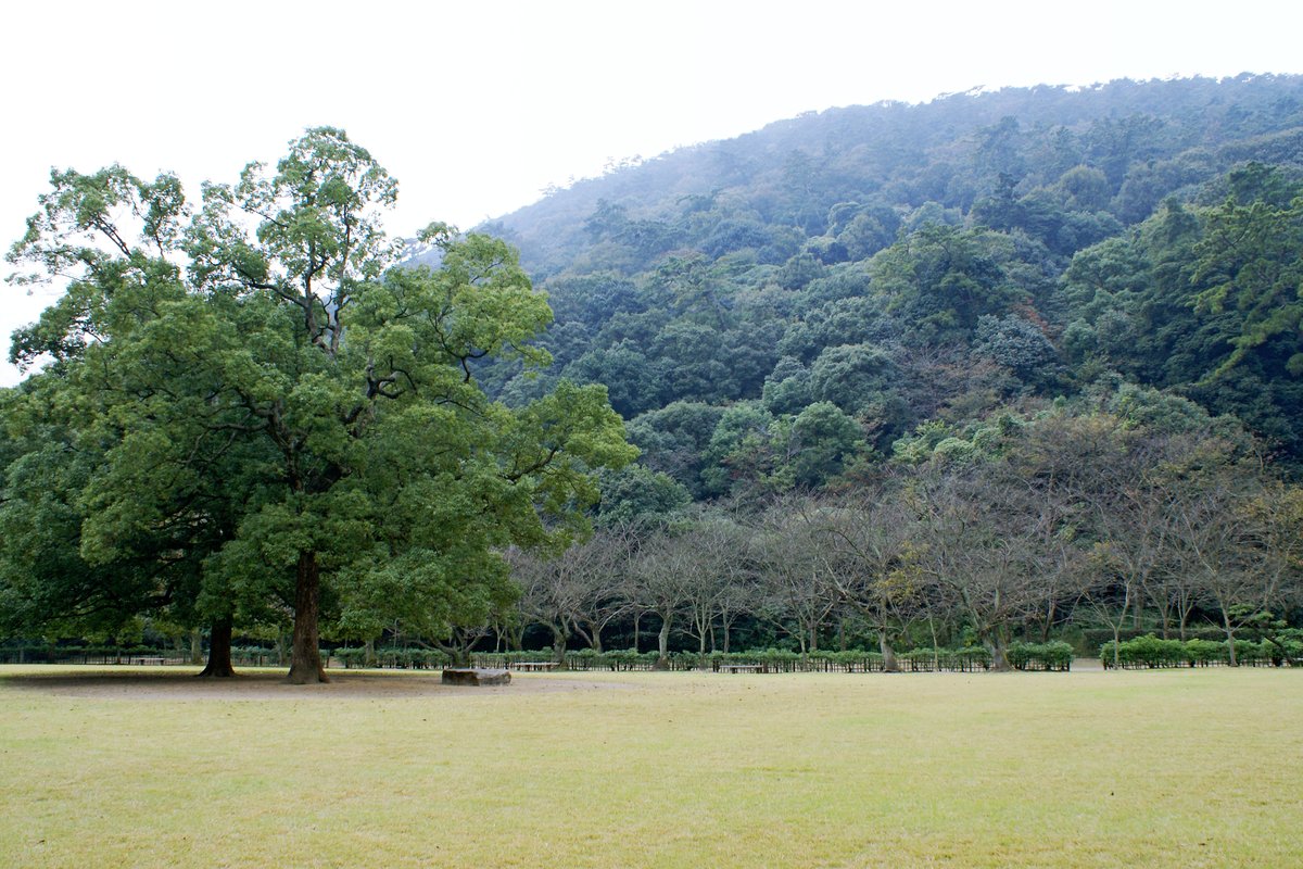 栗林公園の南湖と紫雲山を望む和風庭園の景観