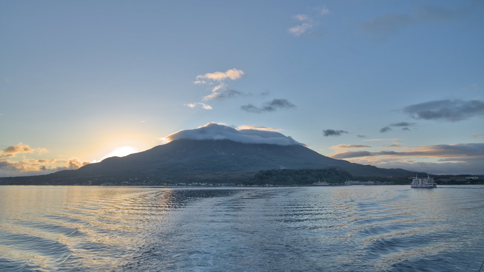 桜島の朝焼け（鹿児島湾越しに望む活火山）
