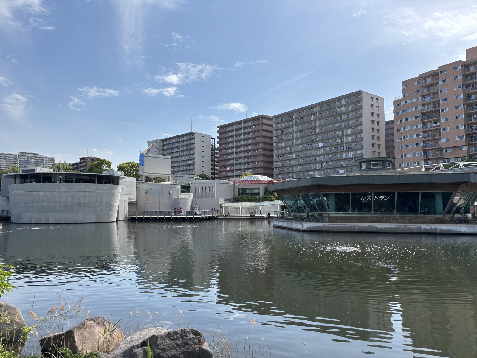 しながわ水族館の外観（しながわ区民公園内）