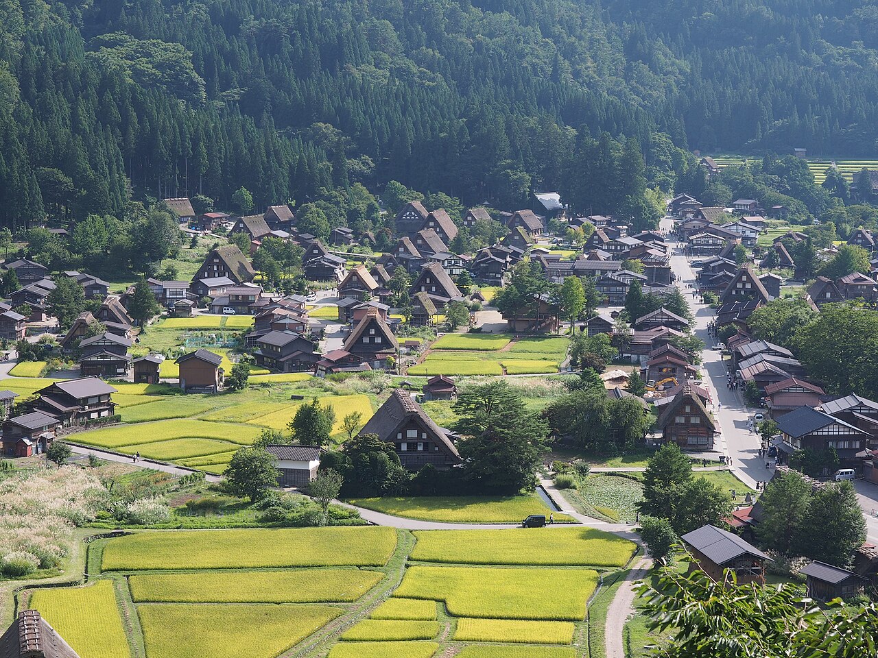 白川郷展望台から見た合掌造り集落