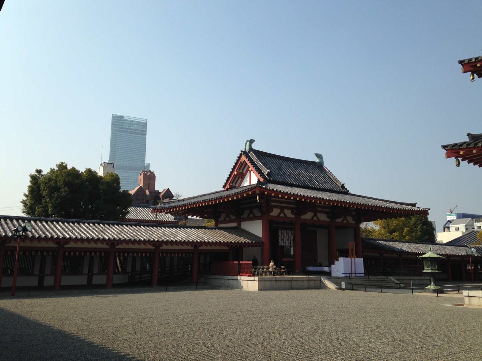 四天王寺の中門と五重塔とあべのハルカス