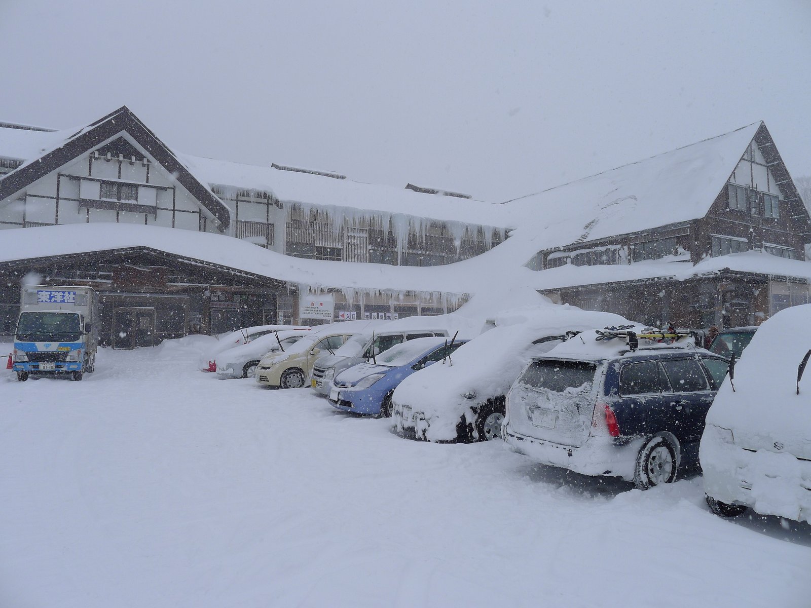 雪に包まれた酸ヶ湯温泉